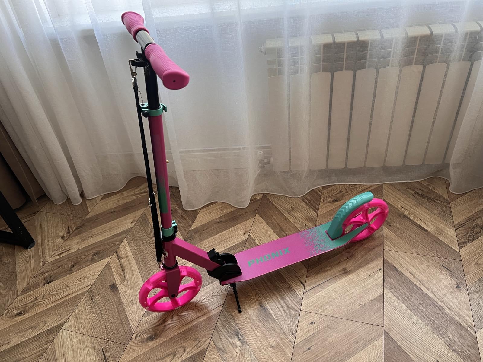 Фото: Самокат Maraton Phonix двухколесный с ремнем для переноски колеса светящиеся Синий, отправлено покупателем Юлія Самокат Maraton Phonix двухколесный с ремнем для переноски колеса светящиеся Синий в реальных условиях использования от покупателя Юлія.