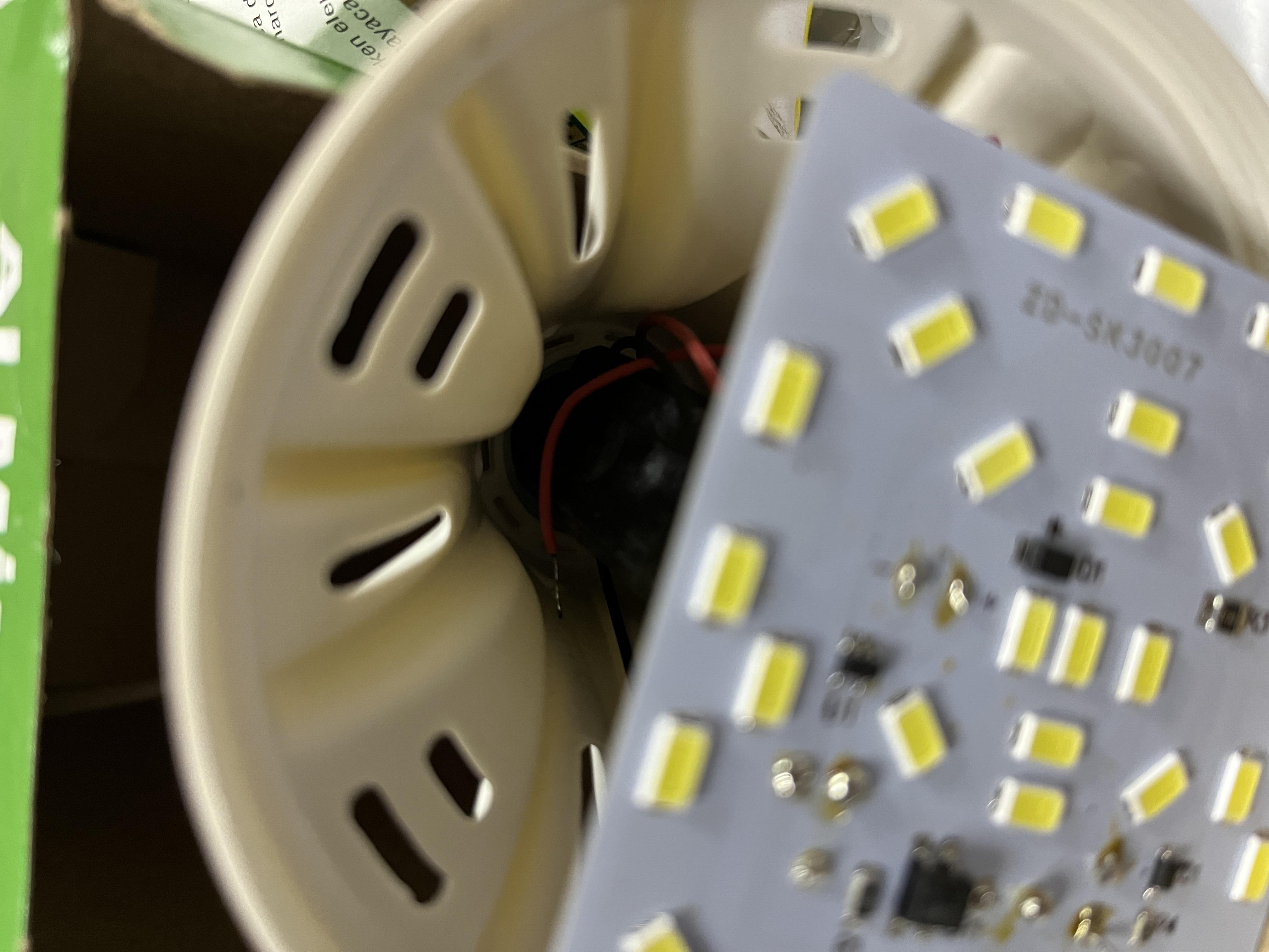 Лампочка аварийная аккумуляторная Almina DL-2025 LED 15 Вт (29869036) в реальных условиях использования от покупателя Олена.