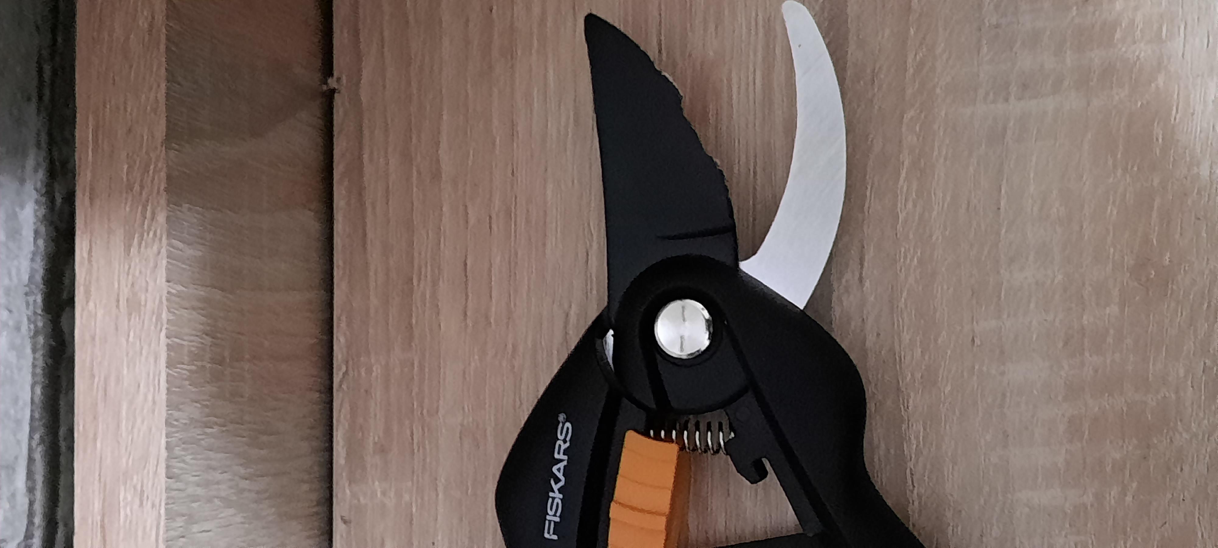 Секатор Fiskars Single Step P26 площинний 111260 у реальних умовах використання від користувача Олена.