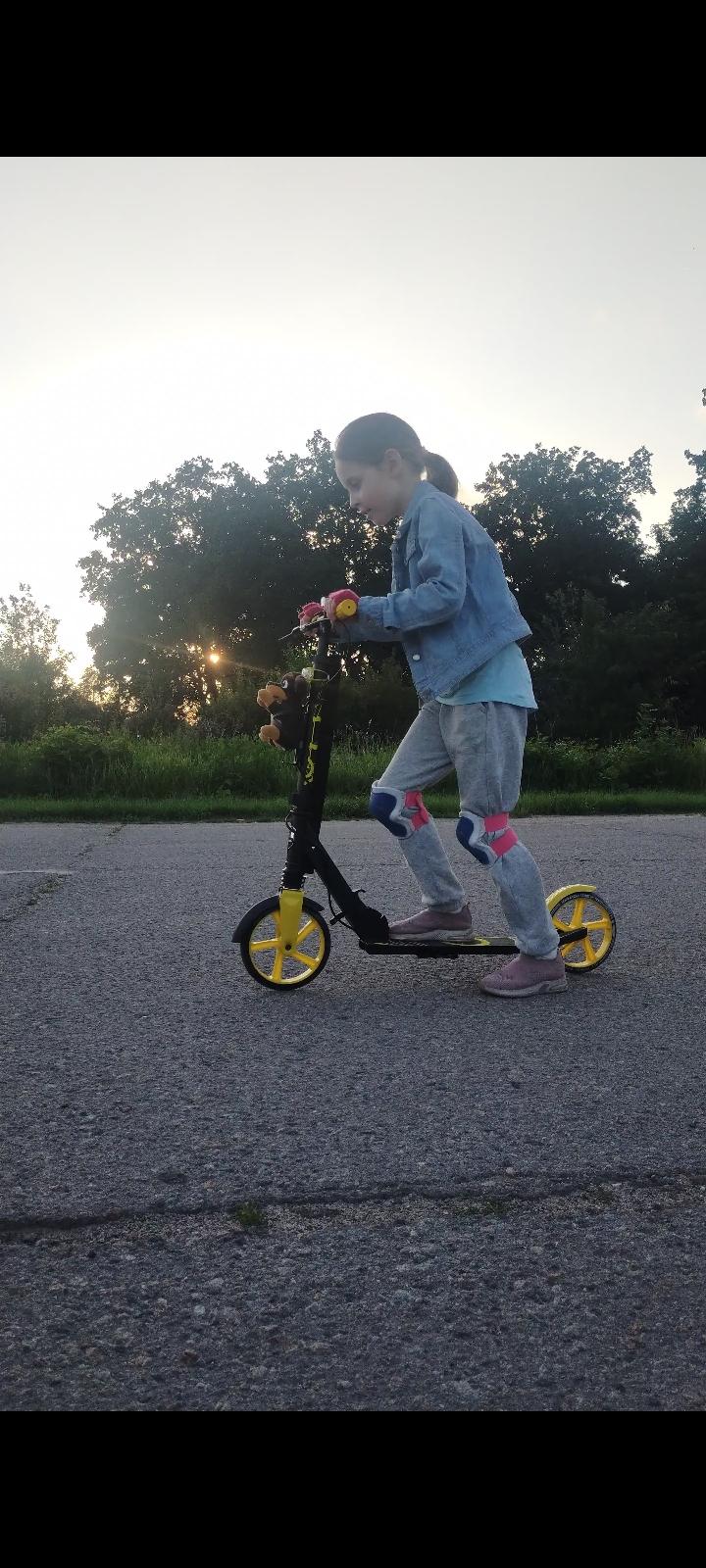 Самокат двухколесный Maraton Rider с ручным тормозом и амортизатором + LED фонарик Желтый в реальных условиях использования от покупателя Альона.