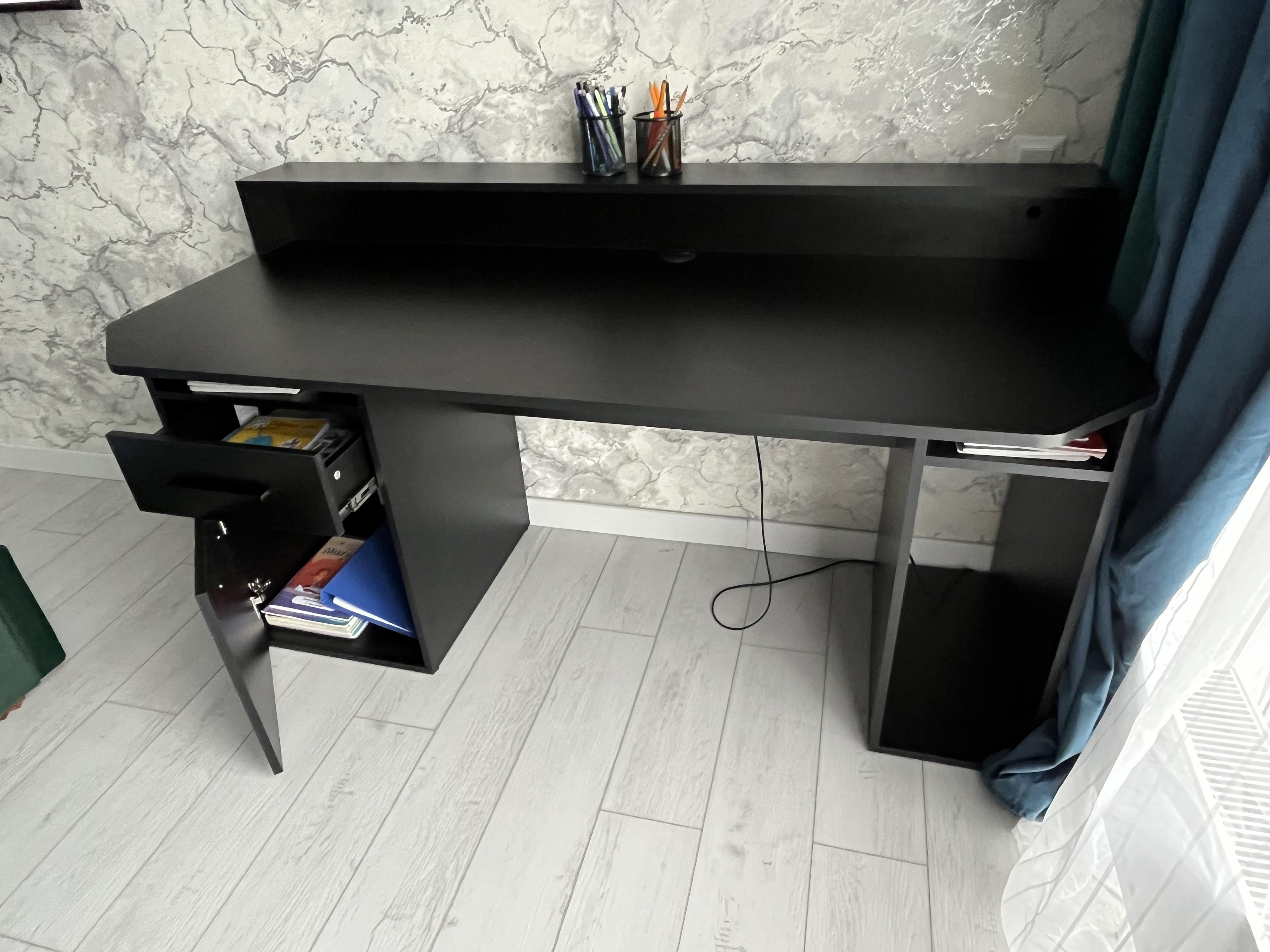 Компьютерный стол с LED подсветкой/шкафчиком и выдвижным ящиком (MS313) в реальных условиях использования от пользователя Наталія.