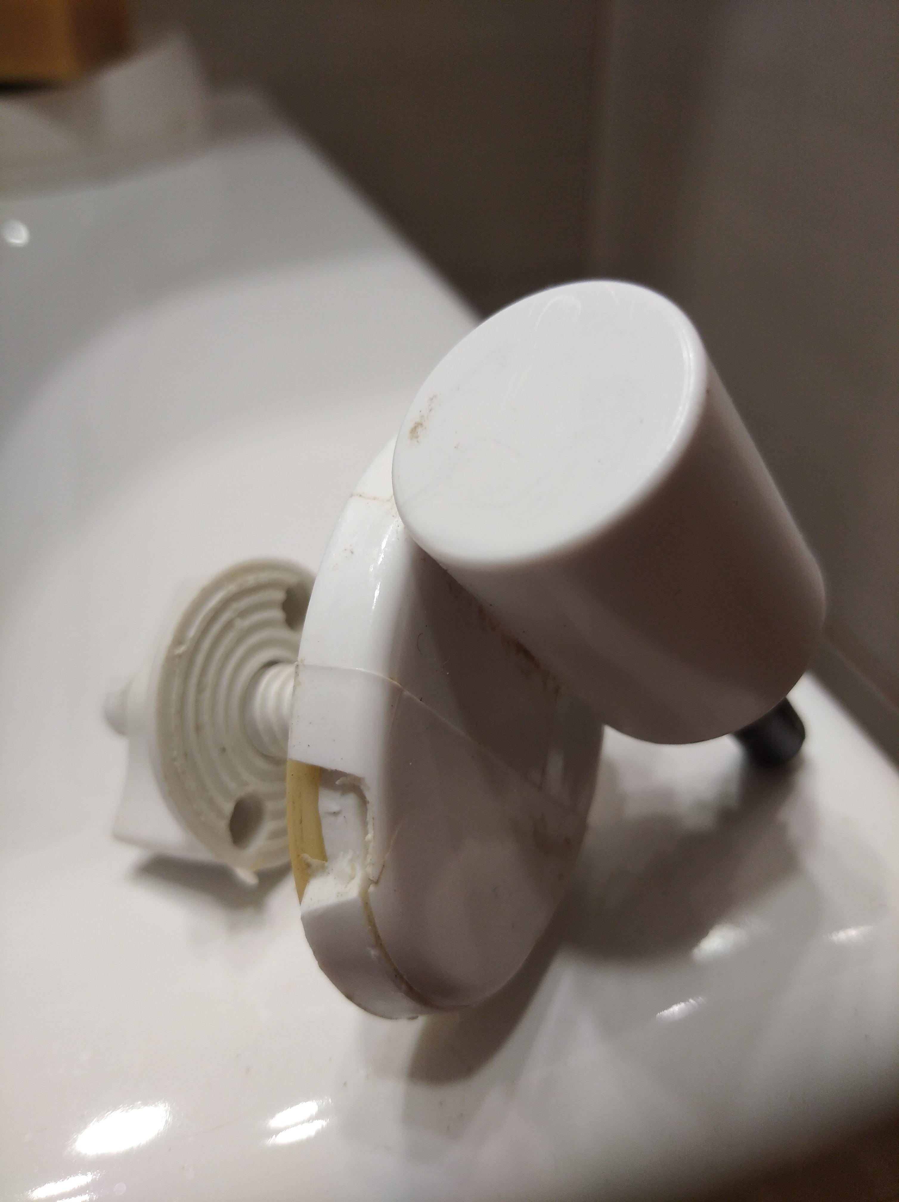 Крепления для крышки унитаза микролифт СУ-7Д.10.ЗП (17540824) в реальных условиях использования от пользователя Сергеев.