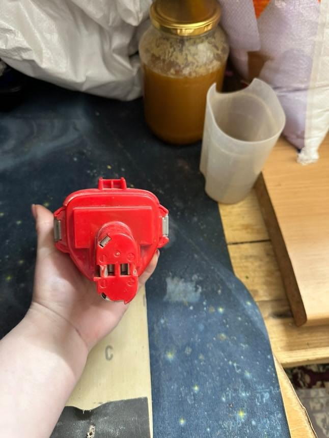 Фото: Акумулятор для шуруповерта Makita 1433 1051D 1,3 Ah 14,4V Ni-Cd Червоний (020632), надіслане користувачем Уляна Акумулятор для шуруповерта Makita 1433 1051D 1,3 Ah 14,4V Ni-Cd Червоний (020632) у реальних умовах використання від користувача Уляна.