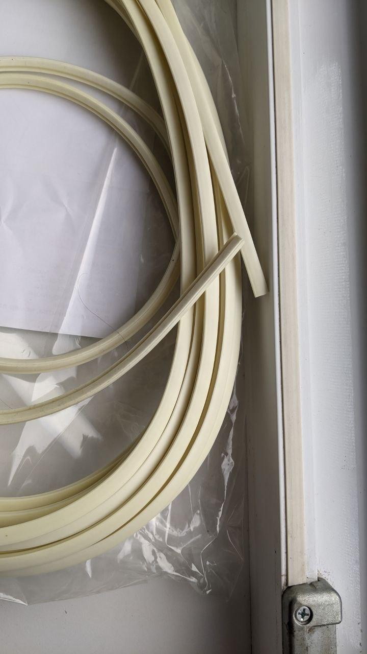 Уплотнитель для оконных систем и дверейв паз фигурный Киевгума для технологического паза оконных блоков 10 м белый в реальных условиях использования от покупателя Ольга.