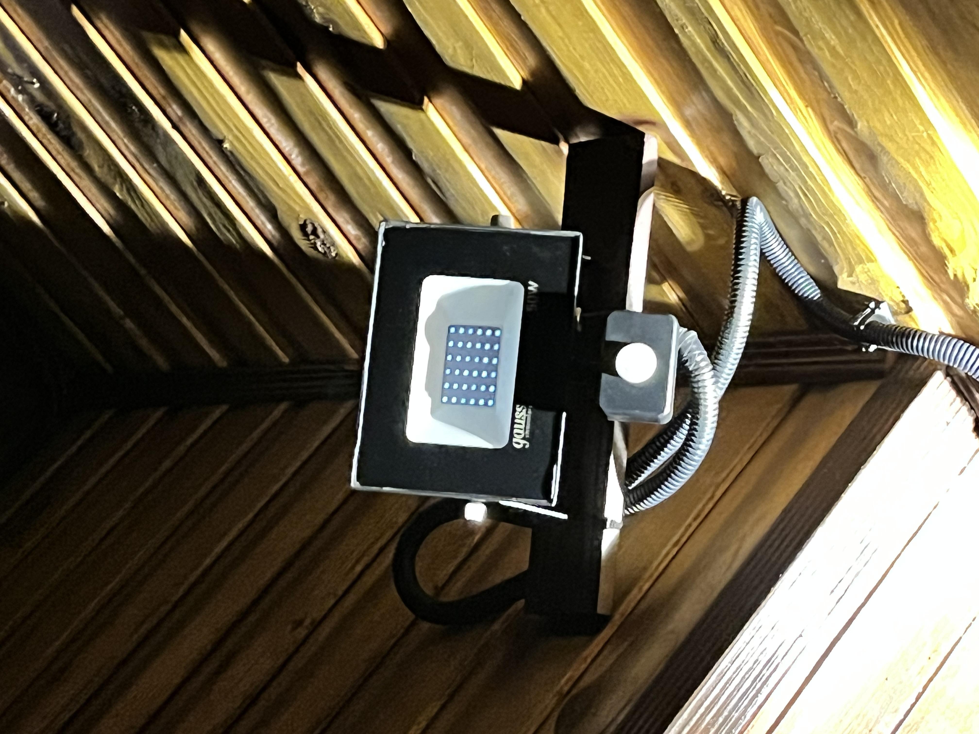 Прожектор з датчиком руху Luxray LED 10 Вт IP65 чорний LXPAL6510S у реальних умовах використання від користувача Іван.