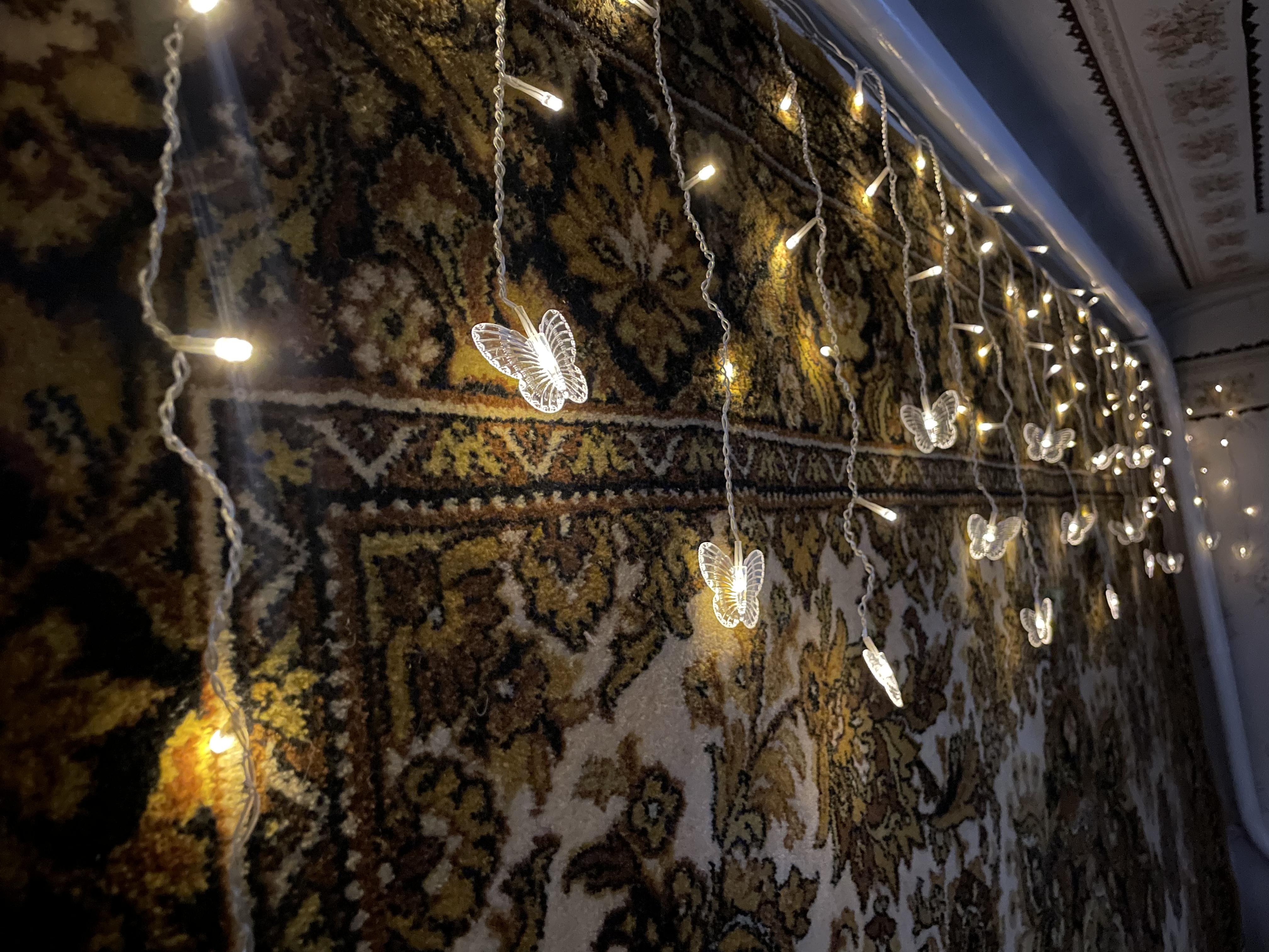 Фото: Гірлянда-штора з метеликами казкове освітлення для дому з дистанційним керуванням і живленням від батарейок, надіслане покупцем Юлія Гірлянда-штора з метеликами казкове освітлення для дому з дистанційним керуванням і живленням від батарейок у реальних умовах використання від покупця Юлія.