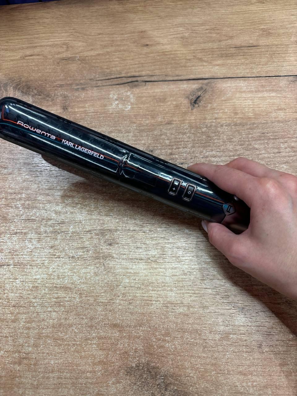 Фото: Випрямляч для волосся Rowenta KARL LAGERFELD K/Pro Stylist Straightener SF466LF0, надіслане користувачем Марія Кляпець Випрямляч для волосся Rowenta KARL LAGERFELD K/Pro Stylist Straightener SF466LF0 у реальних умовах використання від користувача Марія Кляпець.