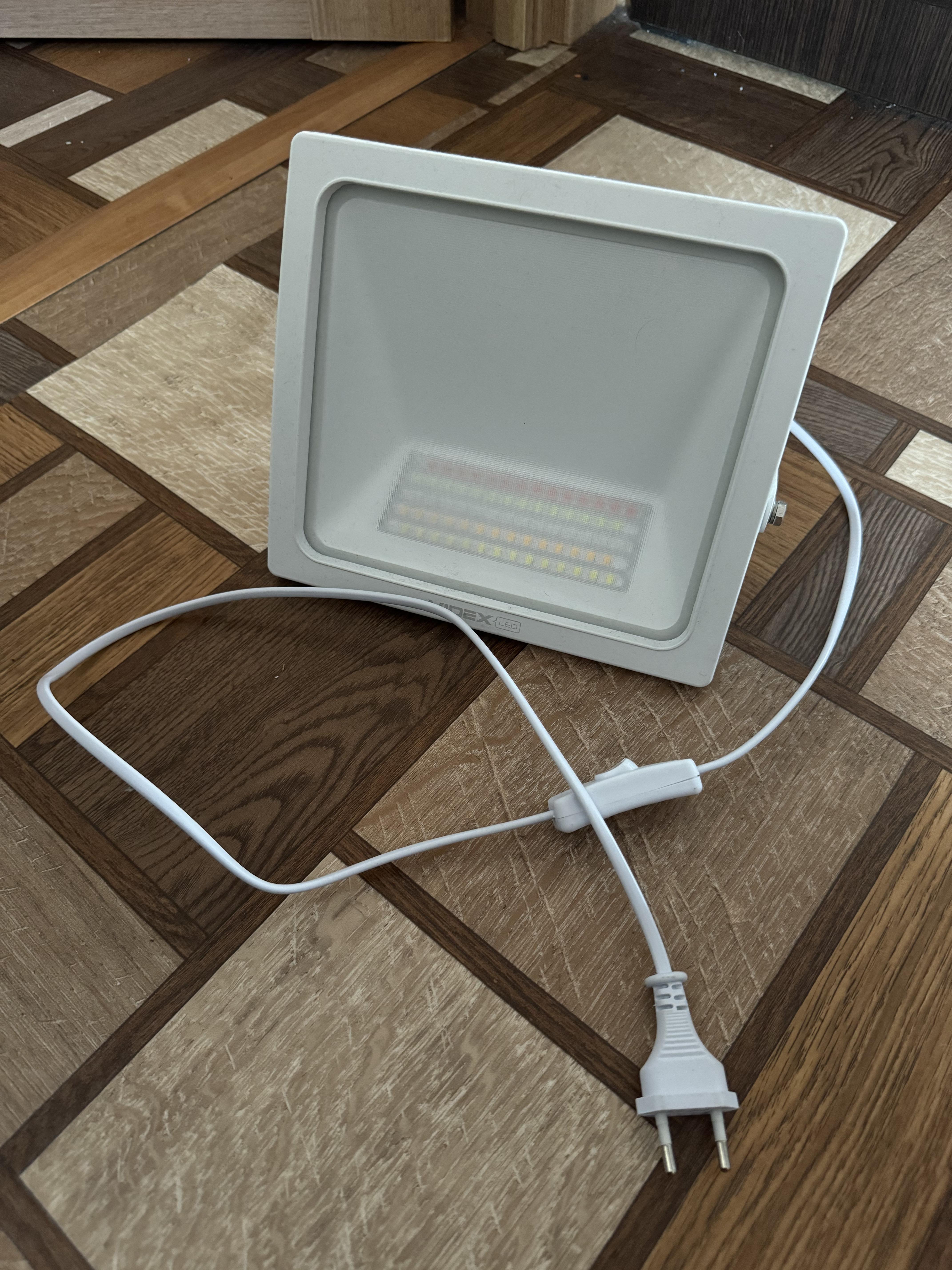 Прожектор Videx 10W Smart RGB Wi-fi 3000-6500 220V VL-F10RGB-W Белый (36882) в реальных условиях использования от пользователя Євген.