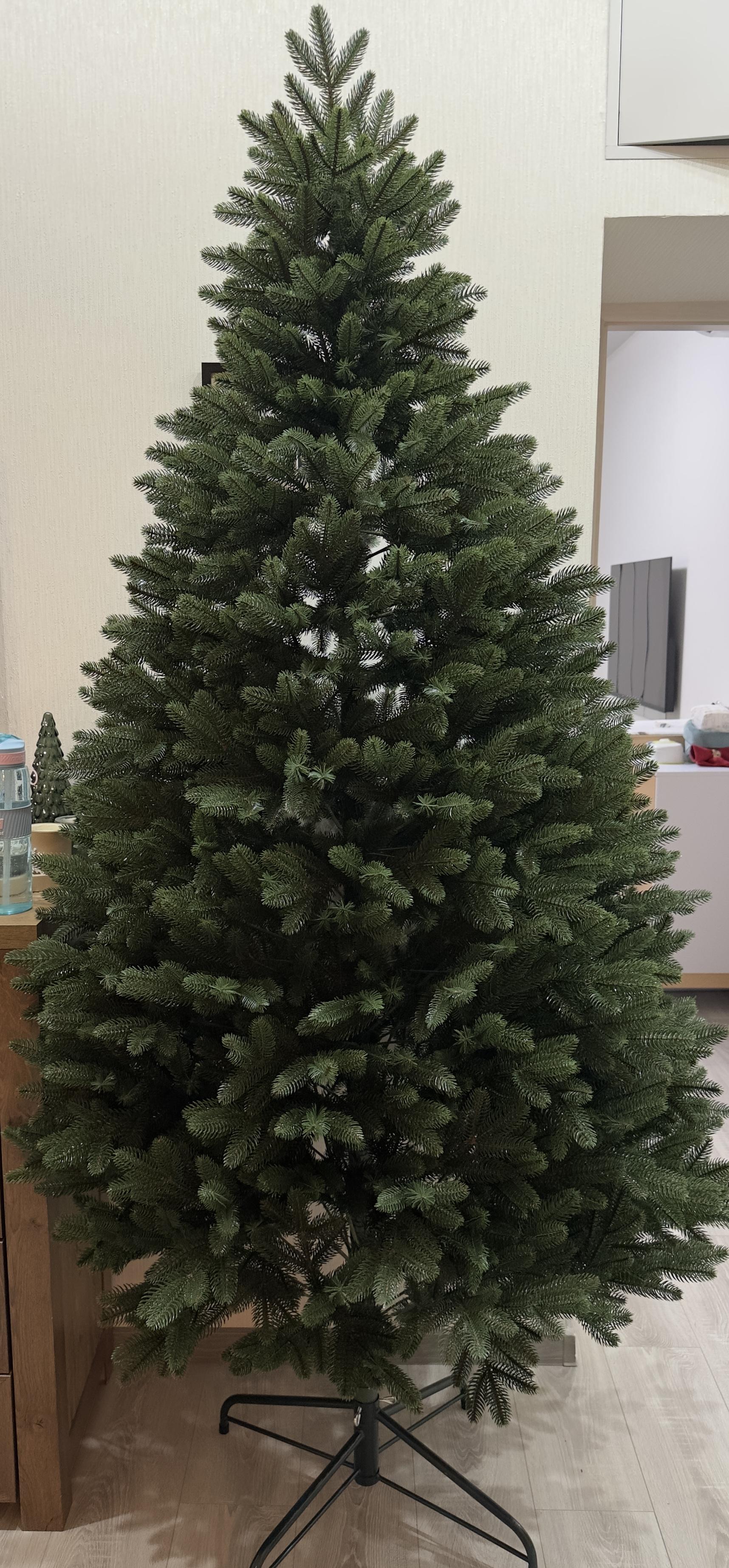 Ялинка штучна лита Букінгем з підставкою 2,10 м Зелений (26259454) у реальних умовах використання від покупця Олена.