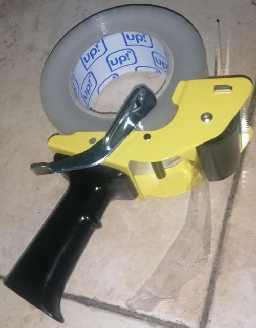 Диспенсер для скотчу Compass CP-TG у реальних умовах використання від покупця Дмитро.