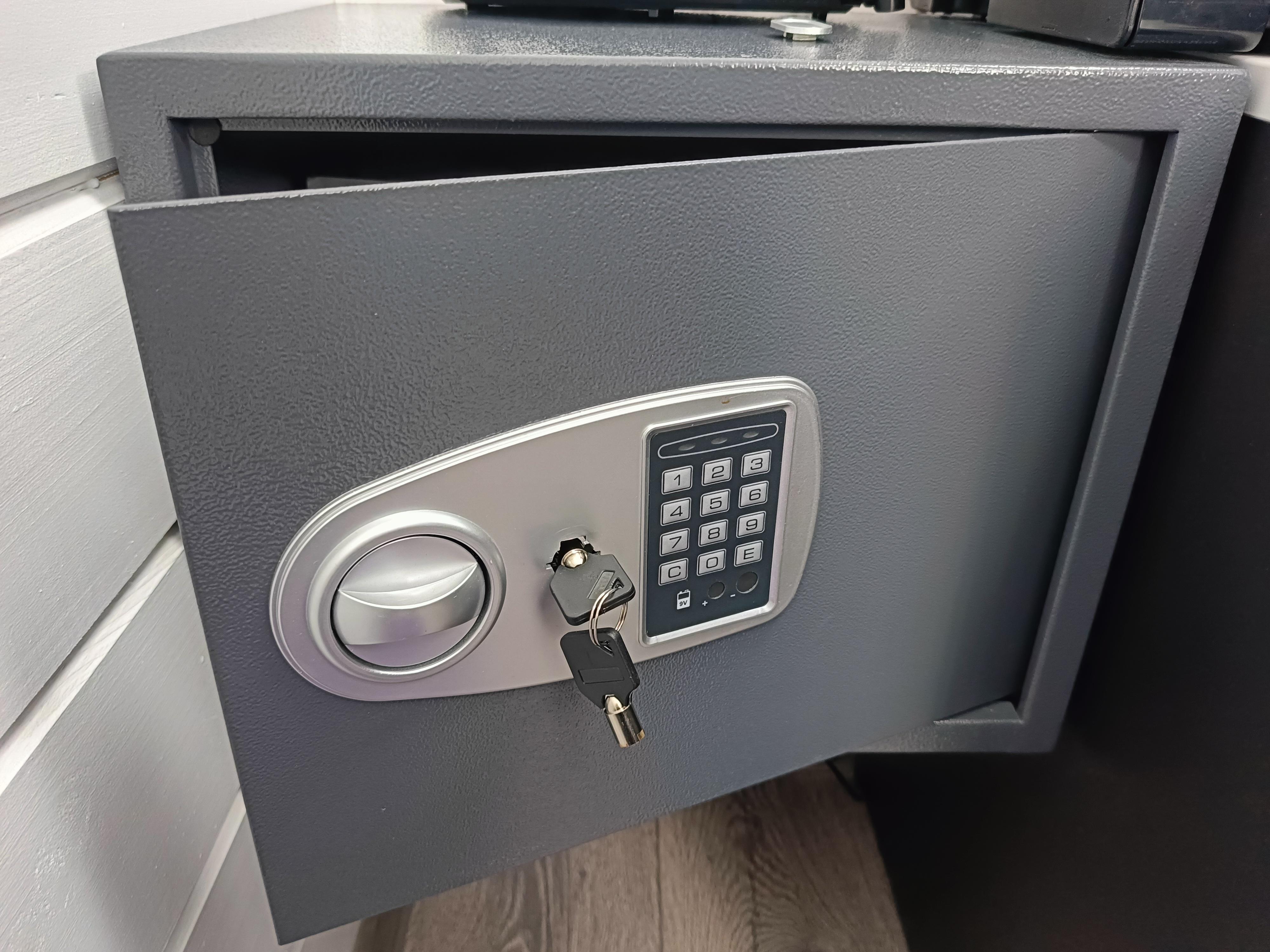 Сейф меблевий Expert SE-S30EM 300x380x300 мм у реальних умовах використання від користувача Володимир.