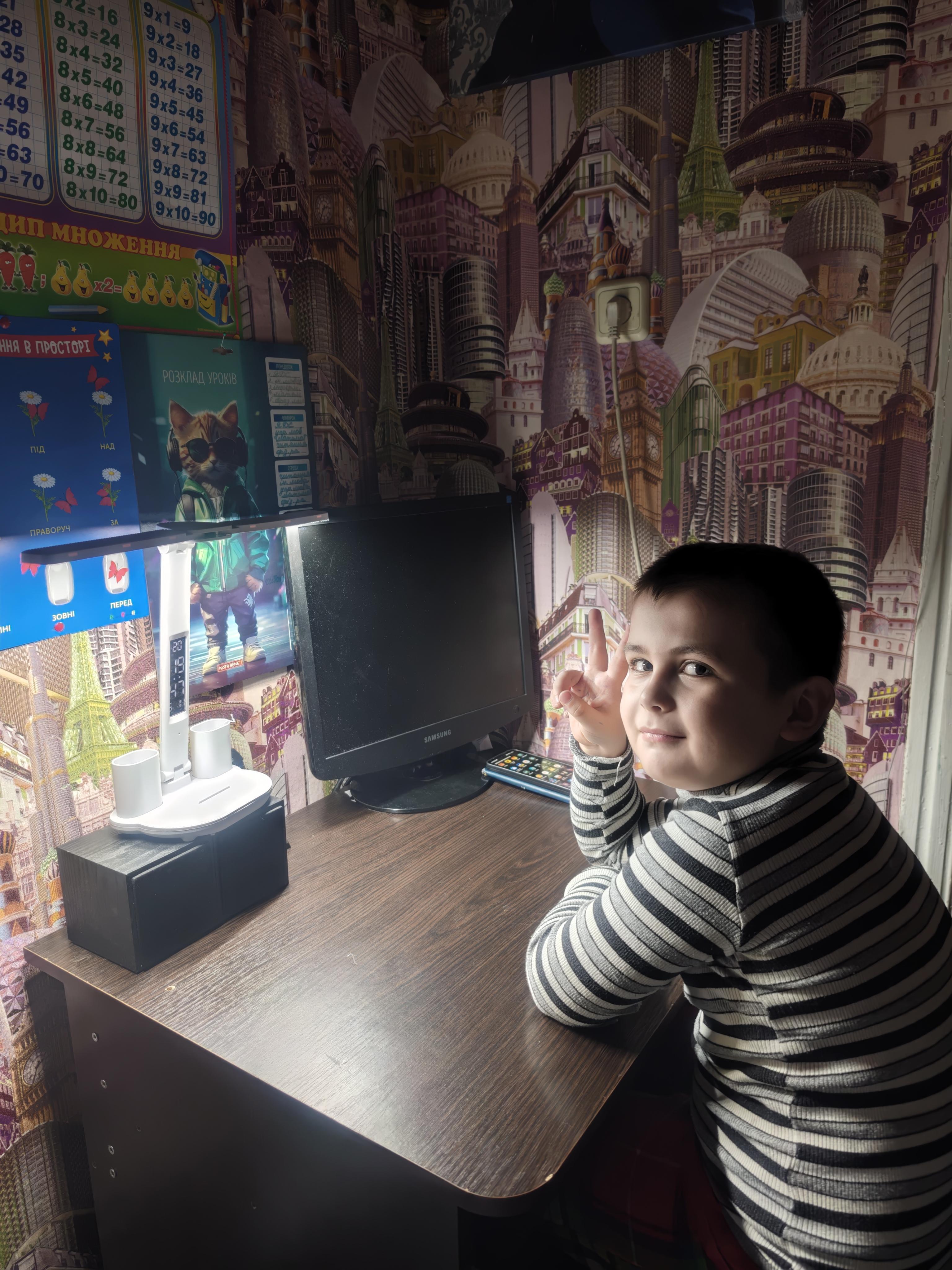 Лампа светодиодная настольная двойная с двумя плафонами на аккумуляторе с термометром/часами/календарем/держателями для ручек (12417617) в реальных условиях использования от пользователя Оксана.