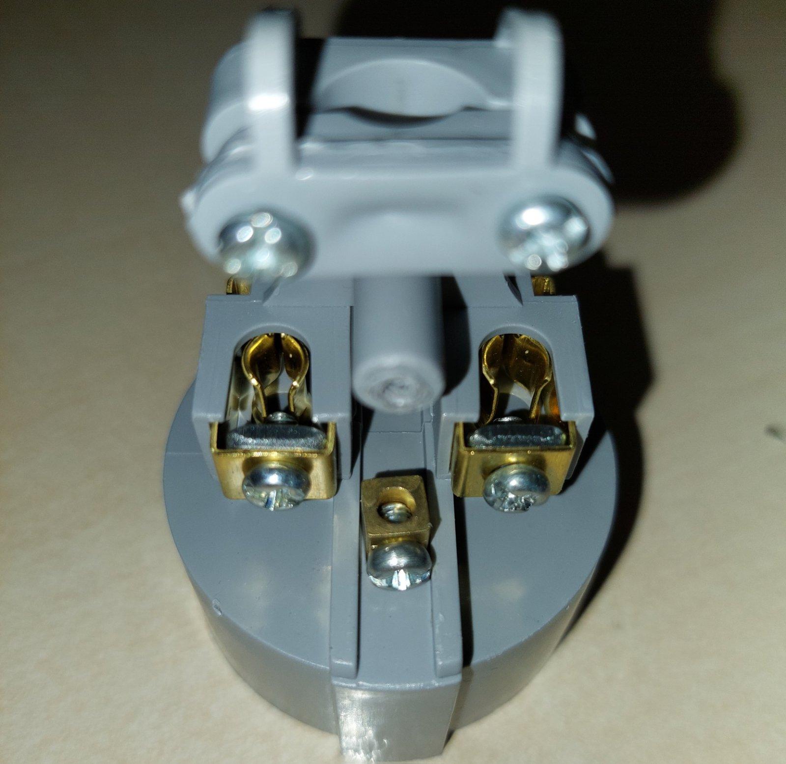 Гнездо Neomax усиленное NX1108 с заземлением 220В 16А IP20 пластик черный в реальных условиях использования от покупателя Михайло.