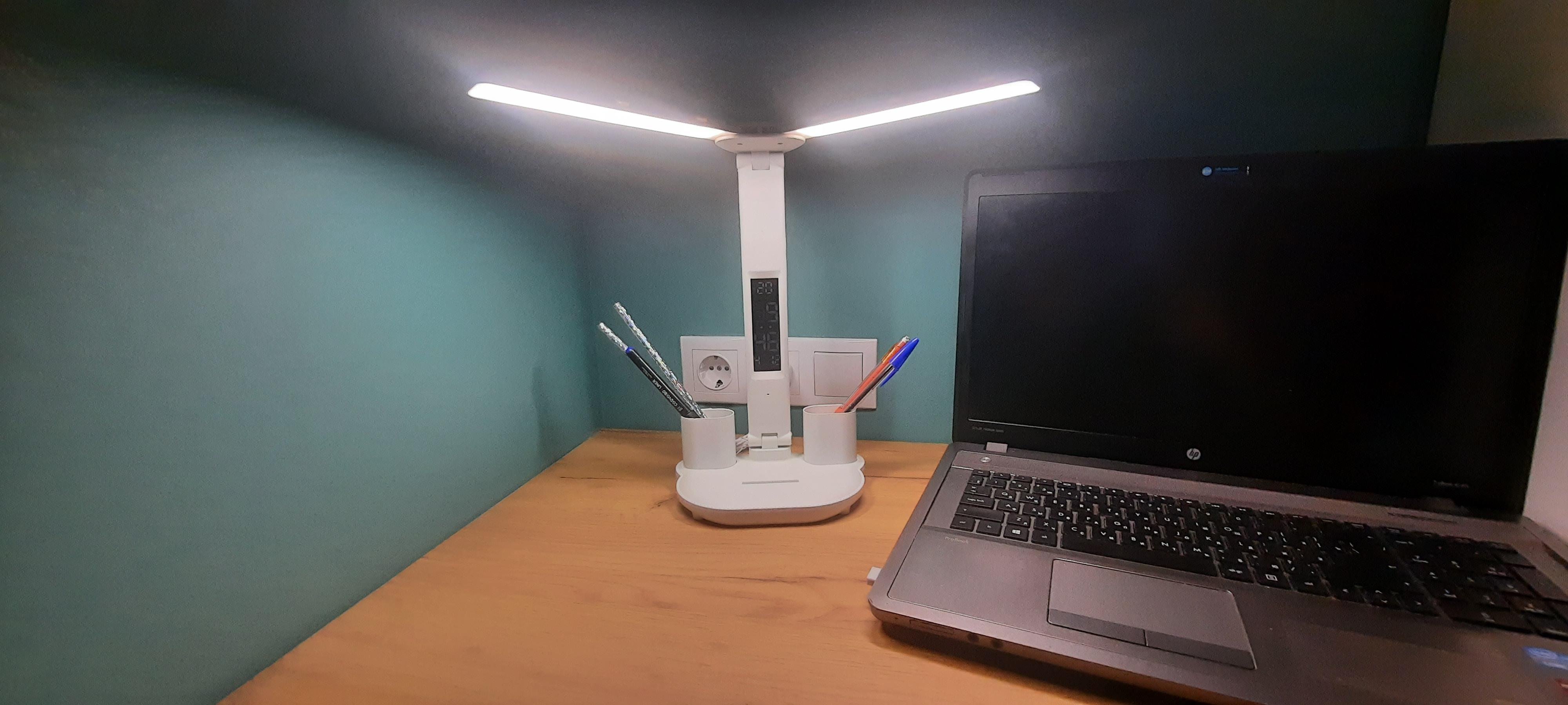 Лампа светодиодная настольная двойная с двумя плафонами на аккумуляторе с термометром/часами/календарем/держателями для ручек (12417617) в реальных условиях использования от пользователя Світлана.