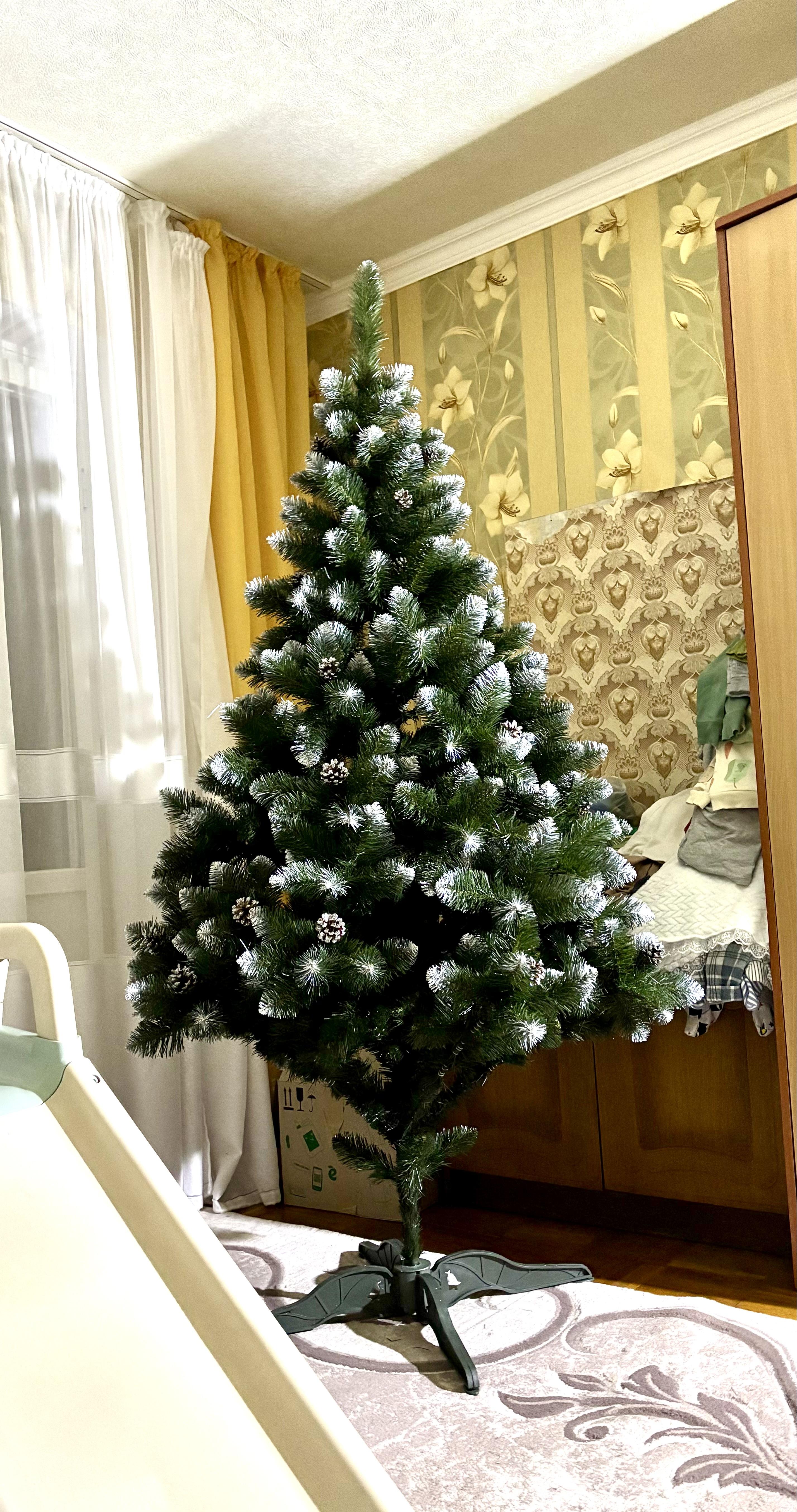 Искусственная елка элитная с шишками 2 м (Шишка-200) в реальных условиях использования от покупателя Єлизавета.