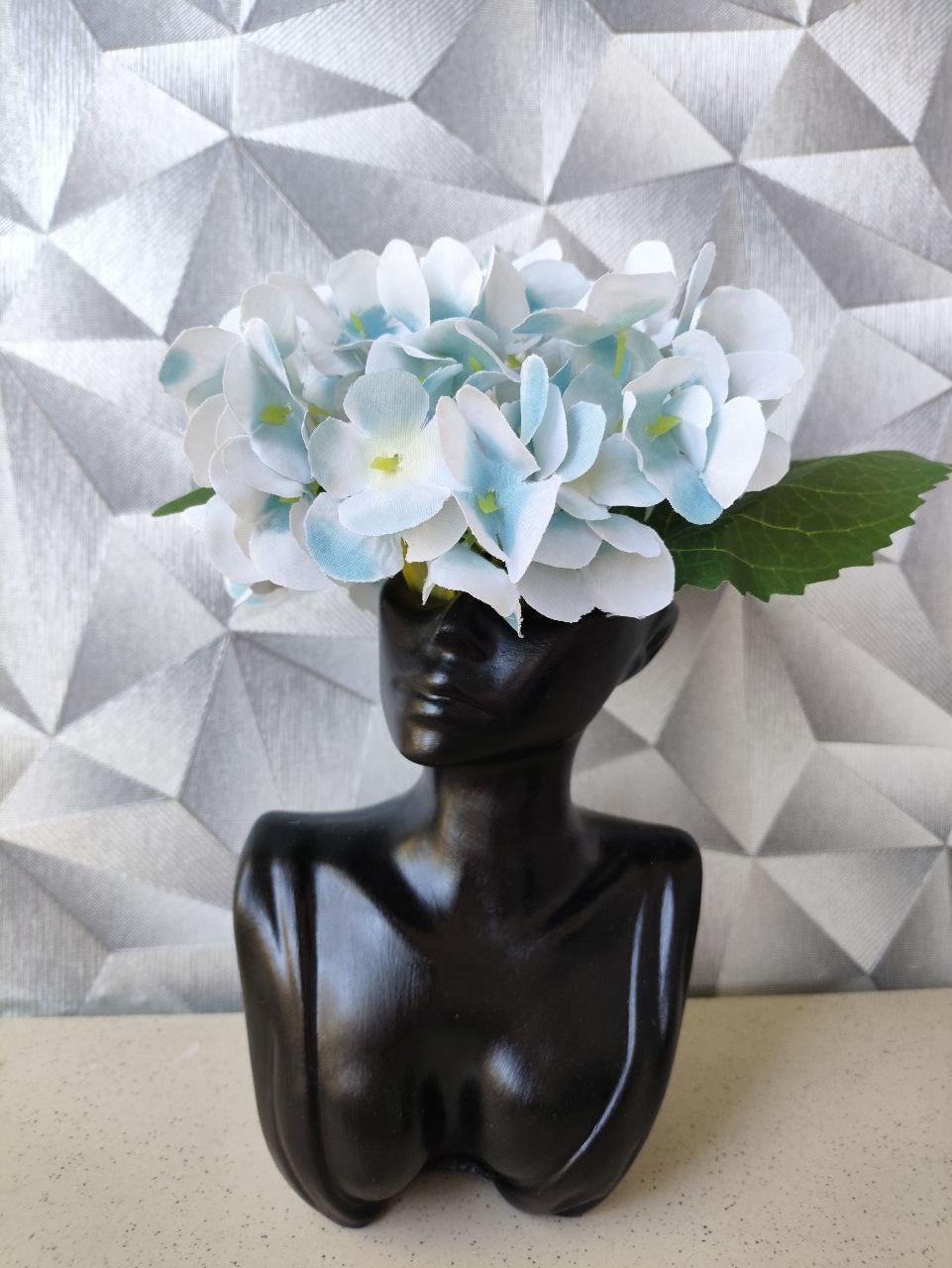 Ваза женский бюст с искусственной гортензией 16,5 см Черный (2754917981) - фото 3 Ваза женский бюст с искусственной гортензией 16,5 см Черный (2754917981) - фото 3