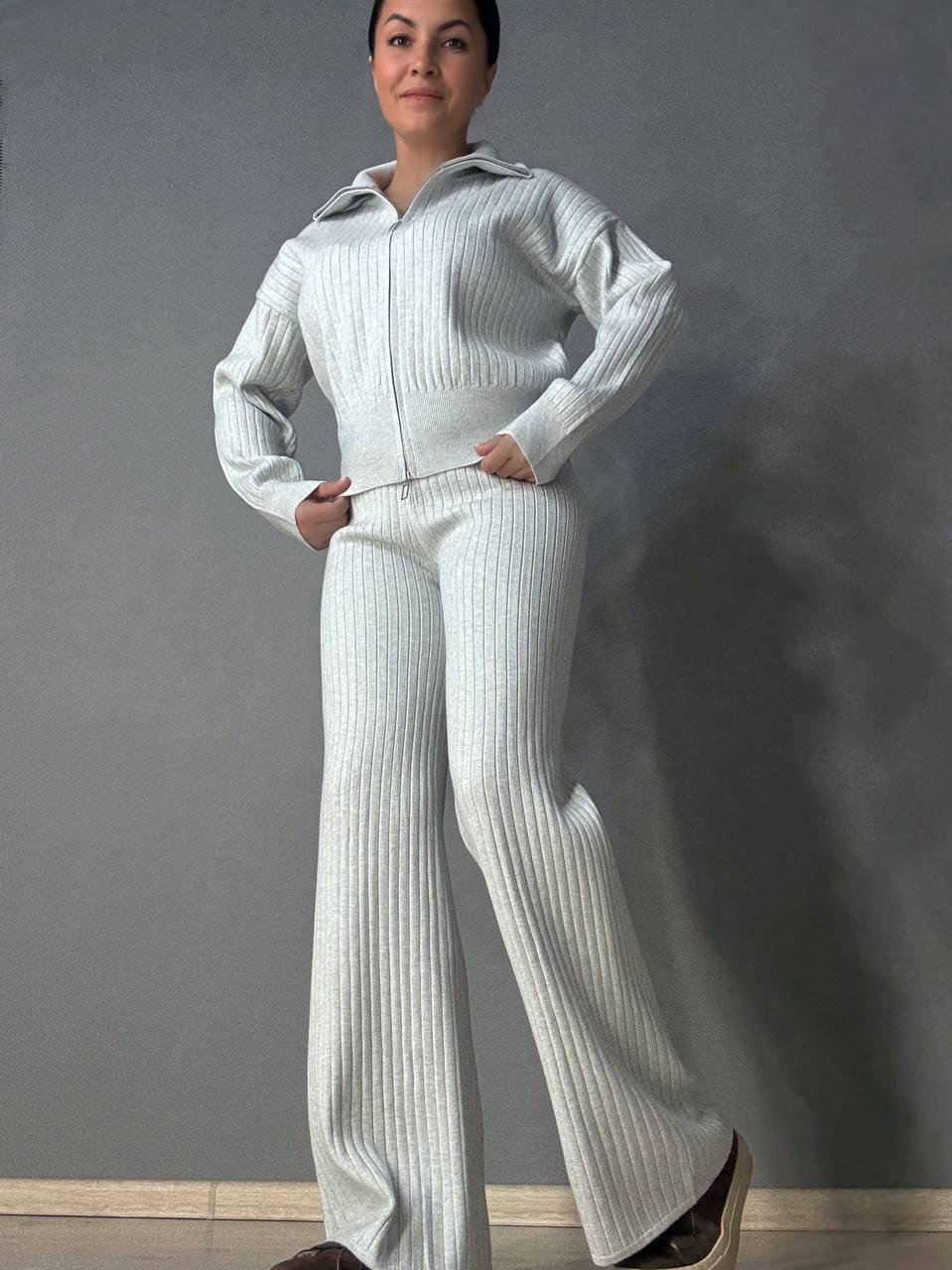 Костюм женский Joy One 376 вязаный в рубчик с кофтой на молнии и брюками палаццо OS Серый (5597) - фото 5 Костюм женский Joy One 376 вязаный в рубчик с кофтой на молнии и брюками палаццо OS Серый (5597) - фото 5