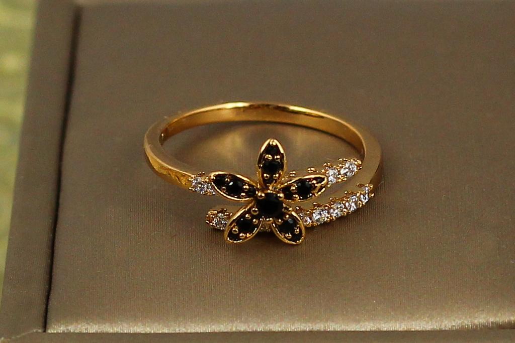Каблучка Xuping Jewelry Змійка з квіткою чорне каміння р. 17 Золотистий