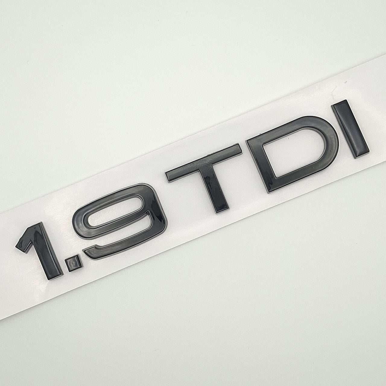 Эмблема надпись 1,9 TDI Audi ABS 14х2,3 см Черный глянцевый (2660379771)