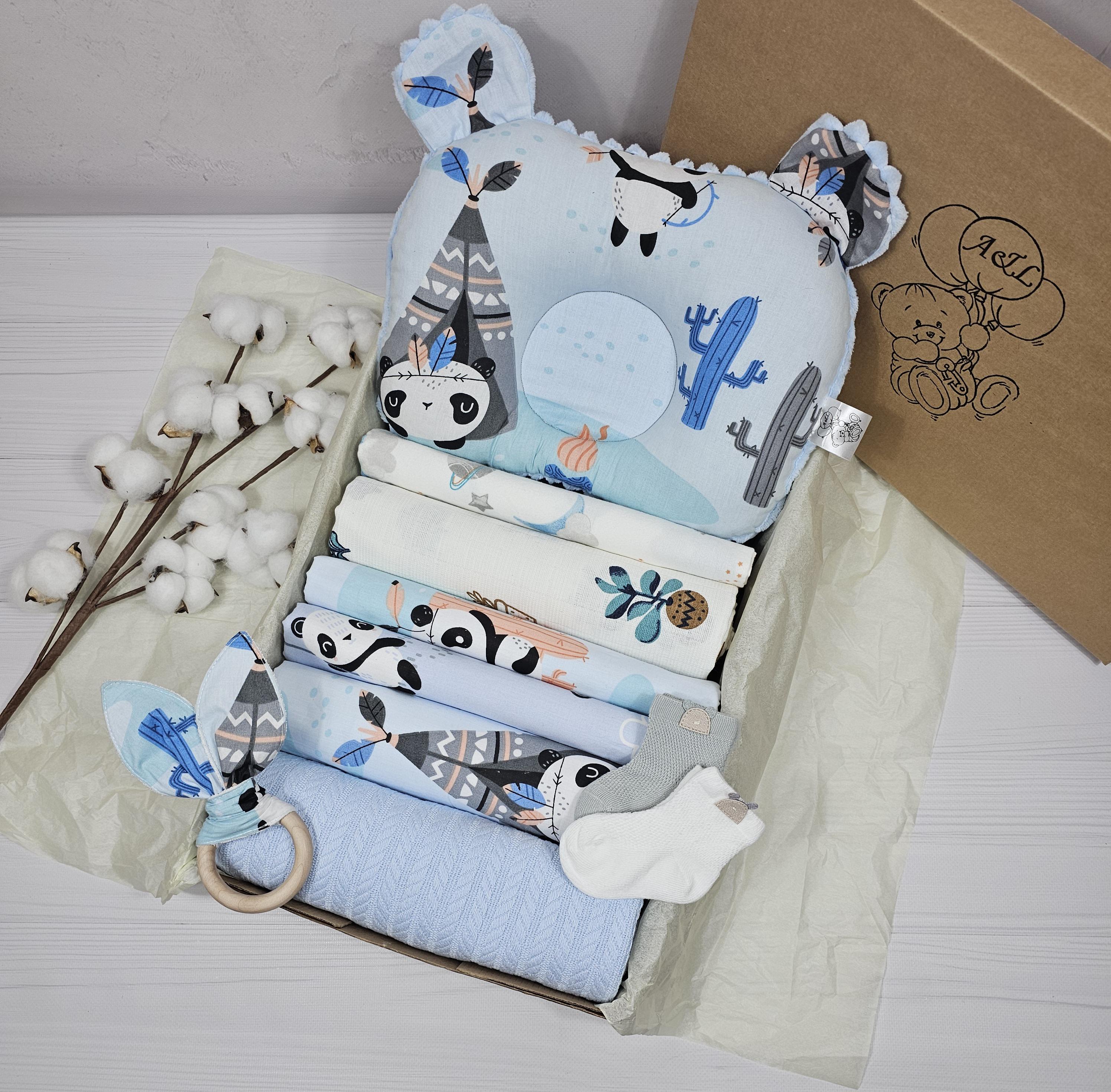 Набор для новорожденного a.l.babybox Панда индеец плед/пеленки/подушка и игрушки (25983101) Набор для новорожденного a.l.babybox Панда индеец плед/пеленки/подушка и игрушки (25983101)