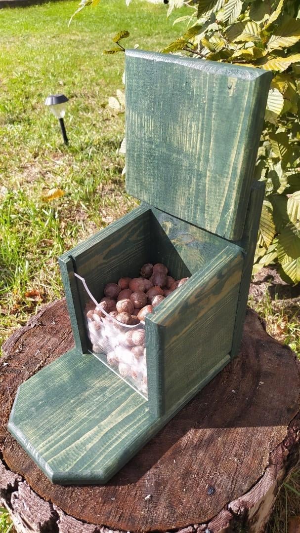 Кормушка для белок Сюрприз из древесины Оликовый 27х25х16 см - фото 5 Кормушка для белок Сюрприз из древесины Оликовый 27х25х16 см - фото 5