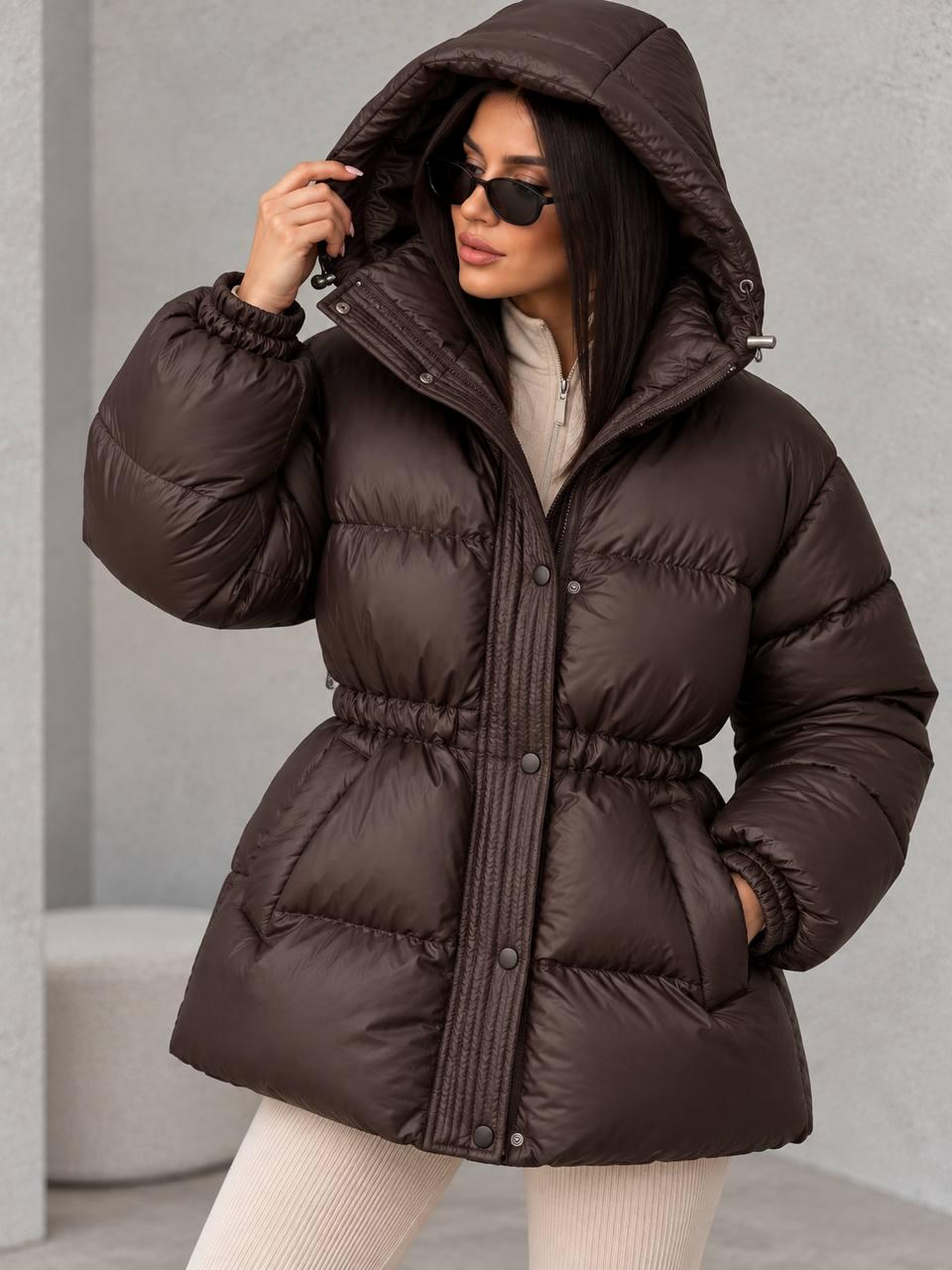 Куртка женская Lady Yep 30516 пуффер с капюшоном и затяжкой на талии р. 44 Коричневый (8210) Куртка женская Lady Yep 30516 пуффер с капюшоном и затяжкой на талии р. 44 Коричневый (8210)