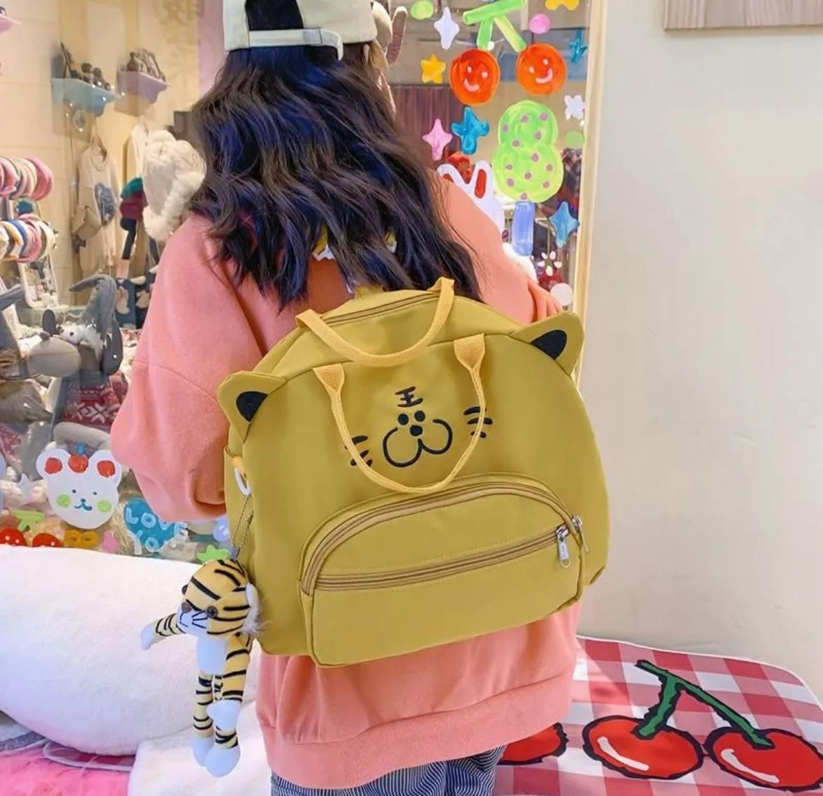 Сумка-рюкзак школьная для девочки котик с ушами с брелком/значками Ярко-желтый - фото 8 Сумка-рюкзак школьная для девочки котик с ушами с брелком/значками Ярко-желтый - фото 8