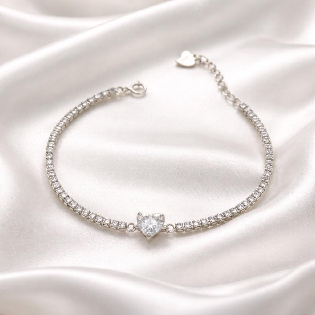 Браслет срібний з прозорими фіанітами круглої форми та центральною вставкою у формі серця р. 17-20 см