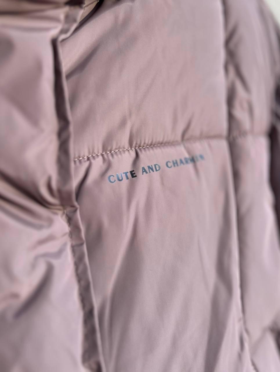 Куртка женская Lady Yep 9068 оверсайз укороченная надпись впереди с капюшоном OS Капучино (2947) - фото 3