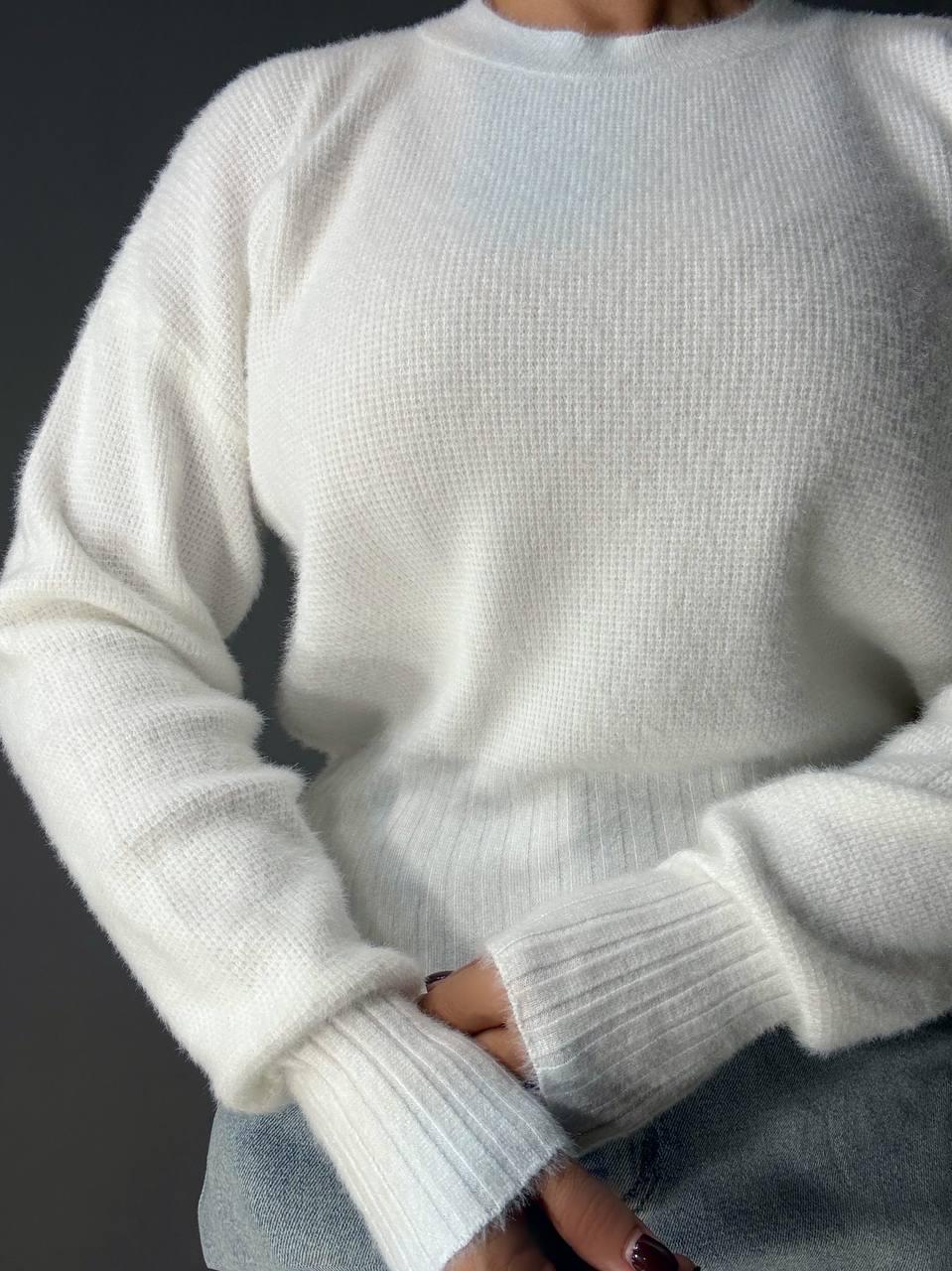 Светр жіночий Fancy Matinee 7571 вафельний з ангори оверсайз OS Білий (4986) - фото 7