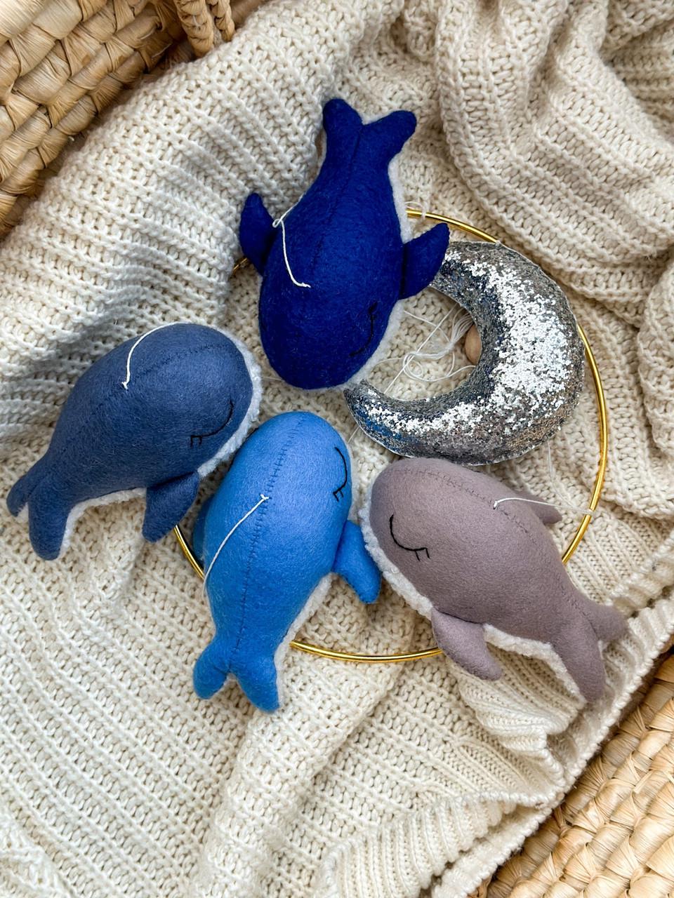 Мобиль детский WooolyWool ручная работа Киты (27861232)