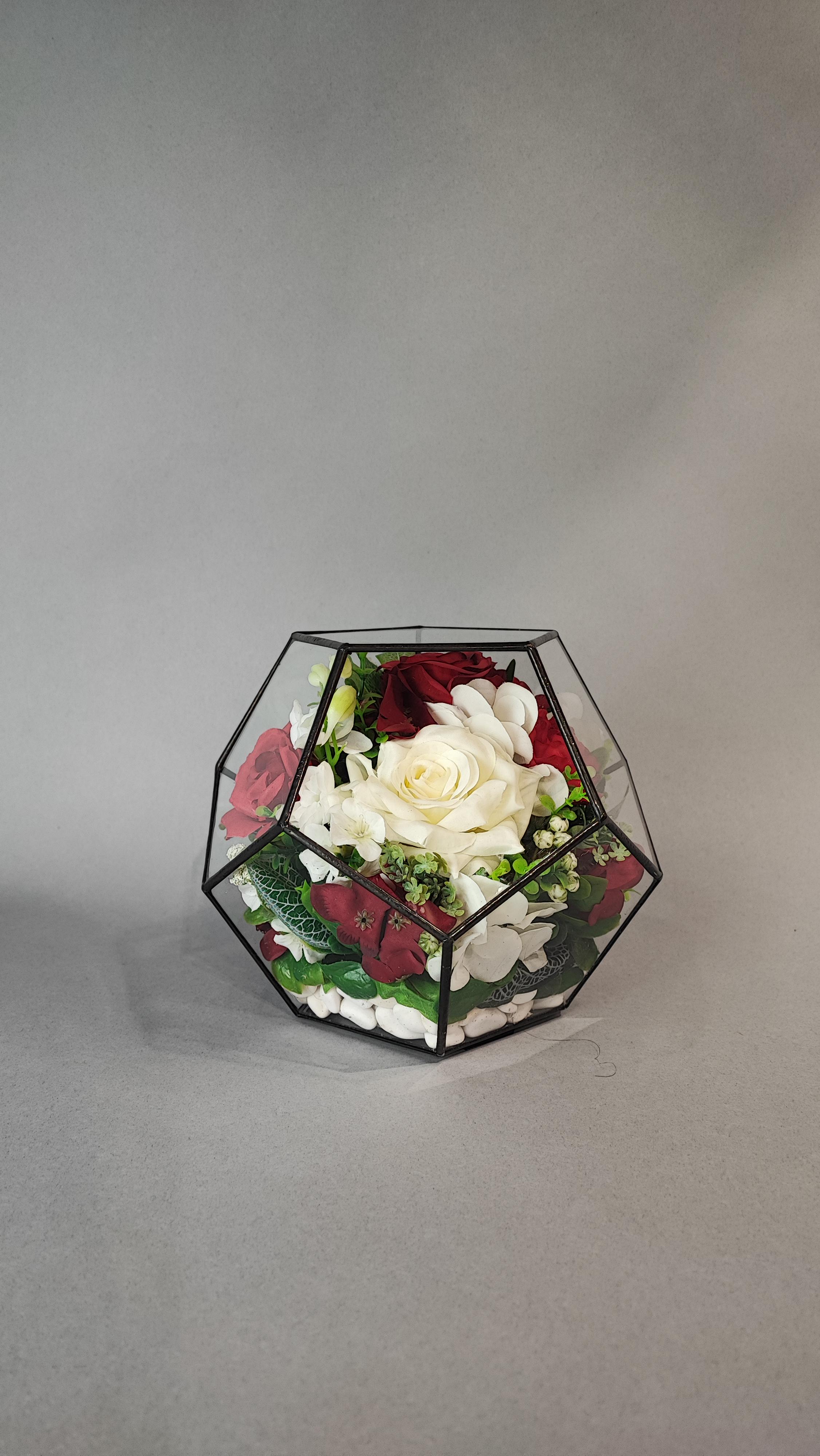 Искусственные цветы скорби траурные ритуальные под стеклом С любовью в сердце мяч 20х20х20 см