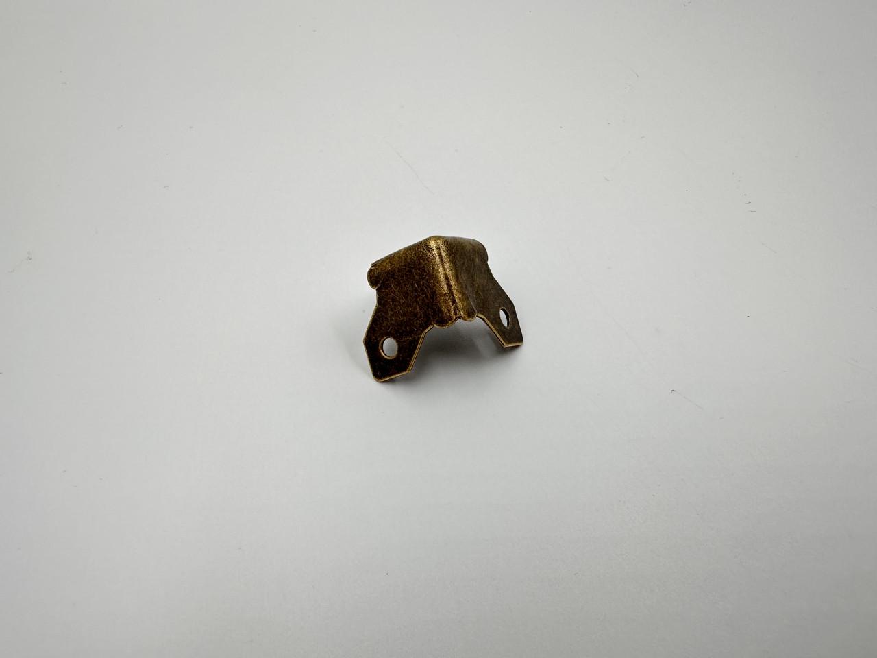 Уголок декоративный металлический тройной для декупажа 28х28х28 мм Старая латунь (C-075-2) Уголок декоративный металлический тройной для декупажа 28х28х28 мм Старая латунь (C-075-2)