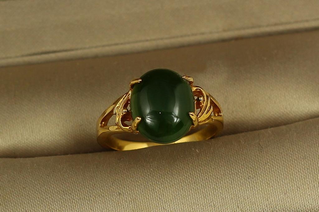 Кольцо большой камень нефрит р. 17 Золотистый