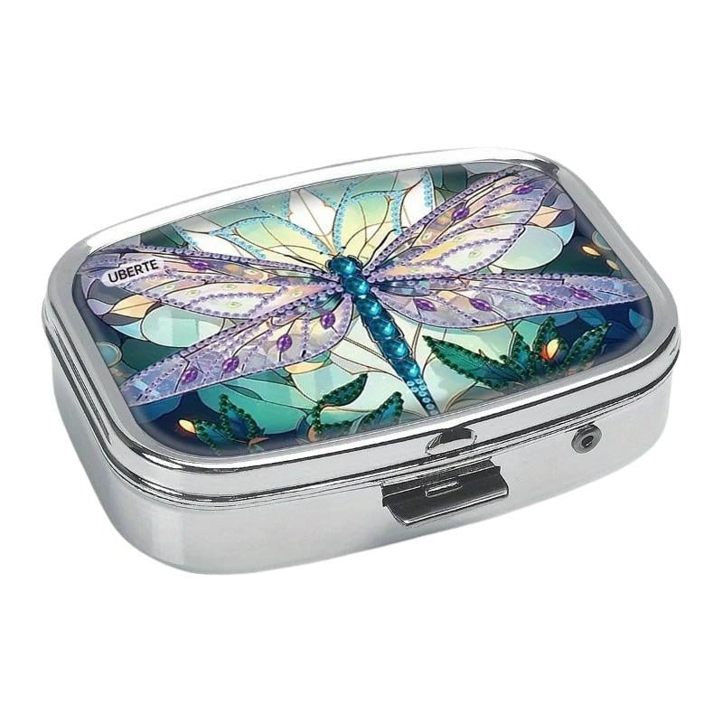 Таблетница Стрекоза металлическая на два отделения 5,5х4х1,5 см Разноцветный (D-0103) Таблетница Стрекоза металлическая на два отделения 5,5х4х1,5 см Разноцветный (D-0103)