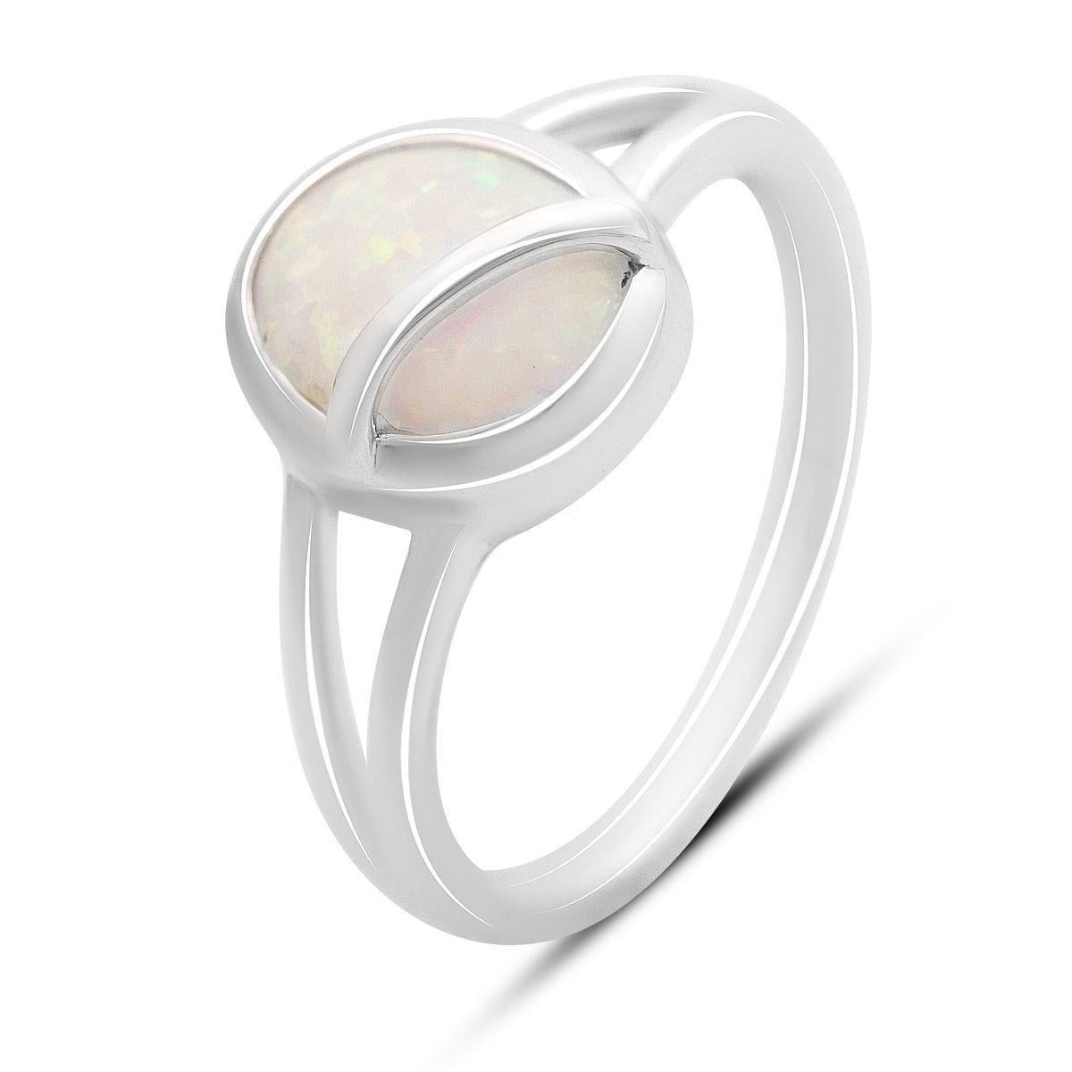 Кольцо серебряное с овальной формой вставки опала в гладкой оправе р. 18