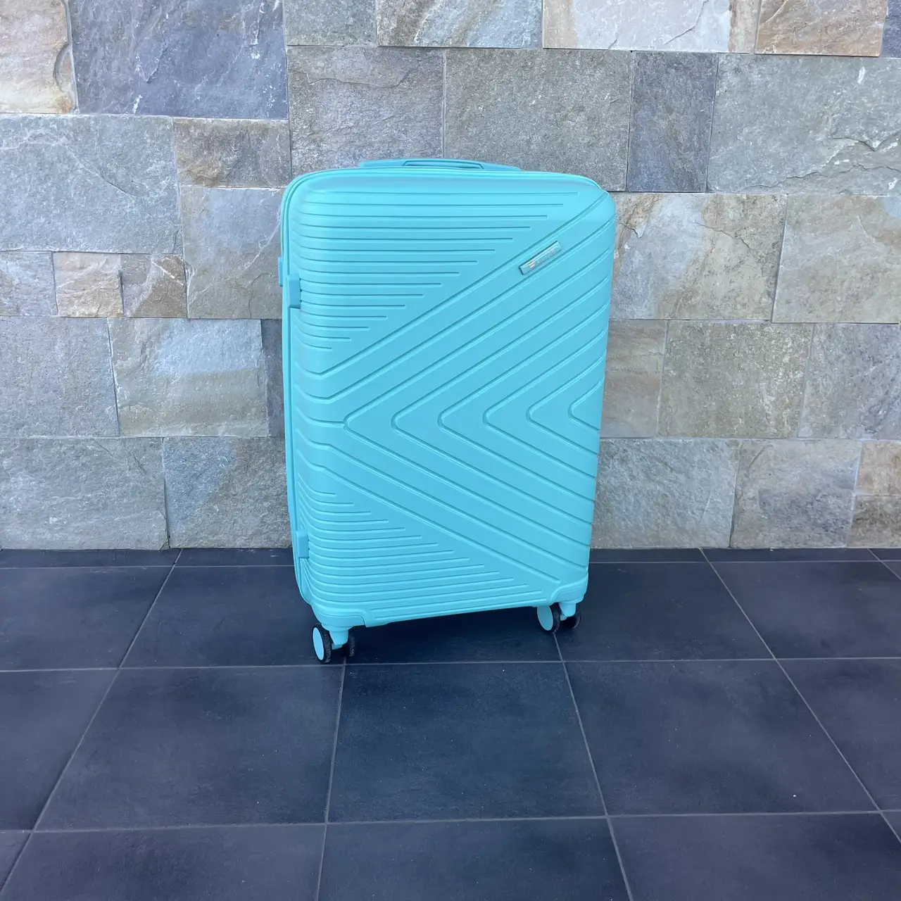 Валіза дорожня з поліпропілену Bloom 1706 середній М 63 л М'ятний - фото 1