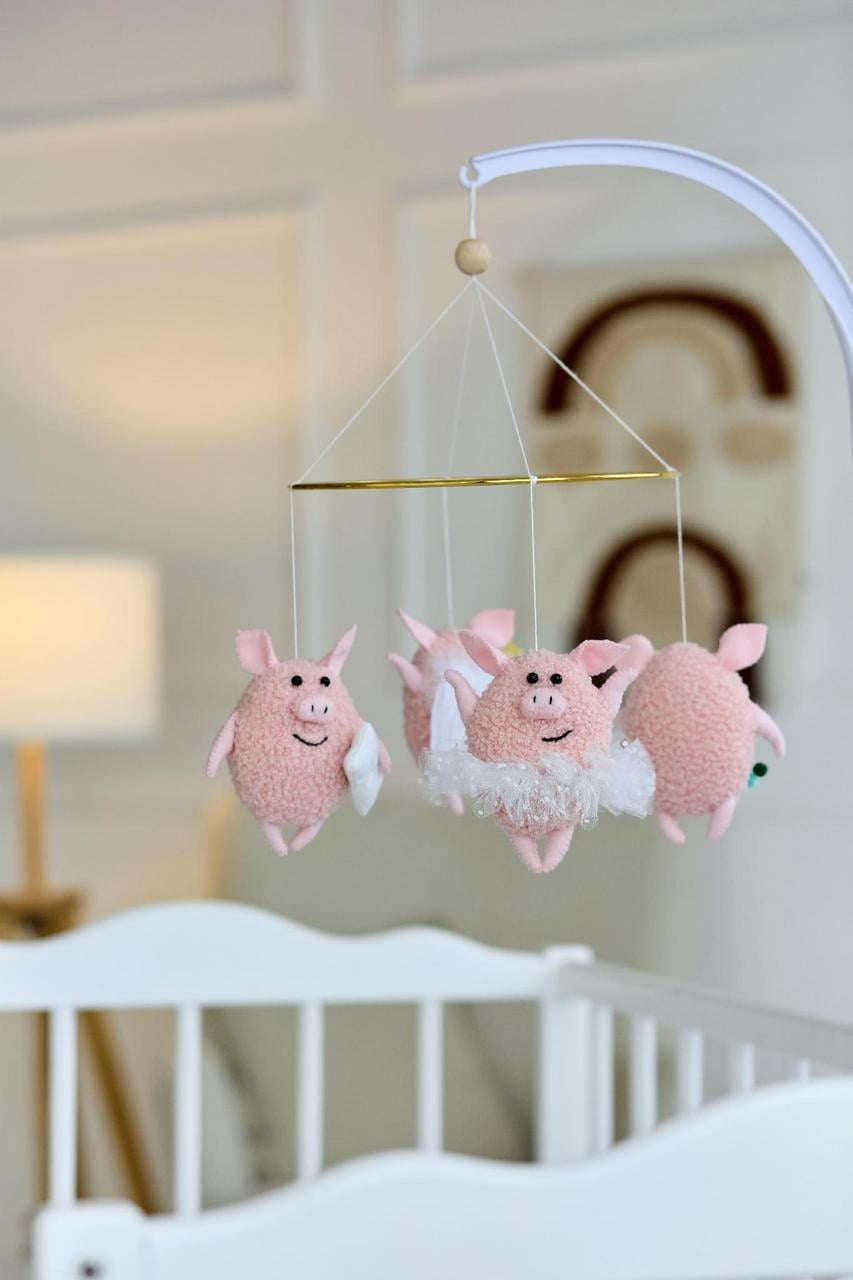 Мобиль детский музыкальный WoollyFox Веселые свинки на 35 мелодий (27861148)