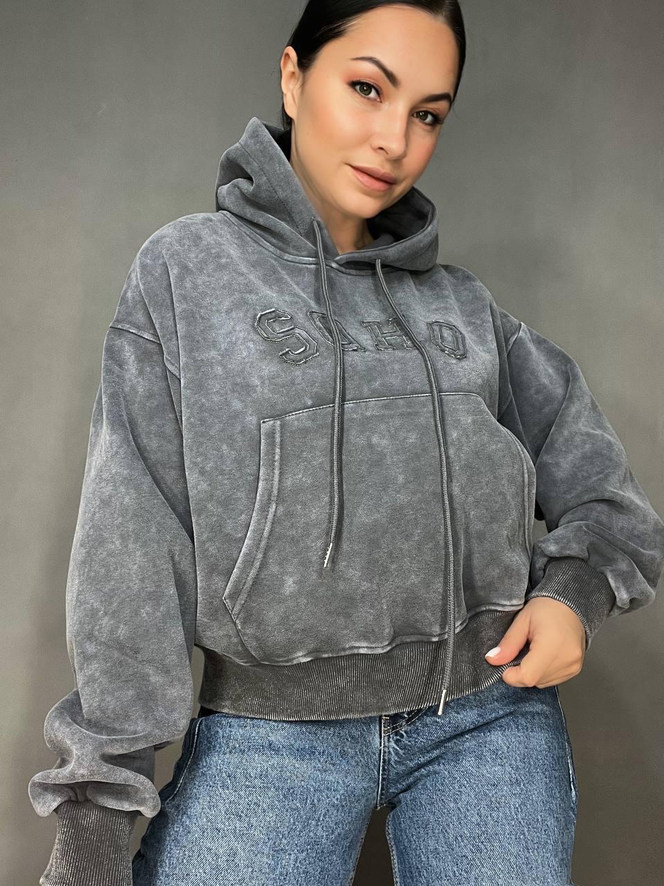 Худи женское JOY ONE 25513 вареное тай-дай вышивка впереди с капюшоном средняя длина OS Серый (3315) - фото 3 Худи женское JOY ONE 25513 вареное тай-дай вышивка впереди с капюшоном средняя длина OS Серый (3315) - фото 3