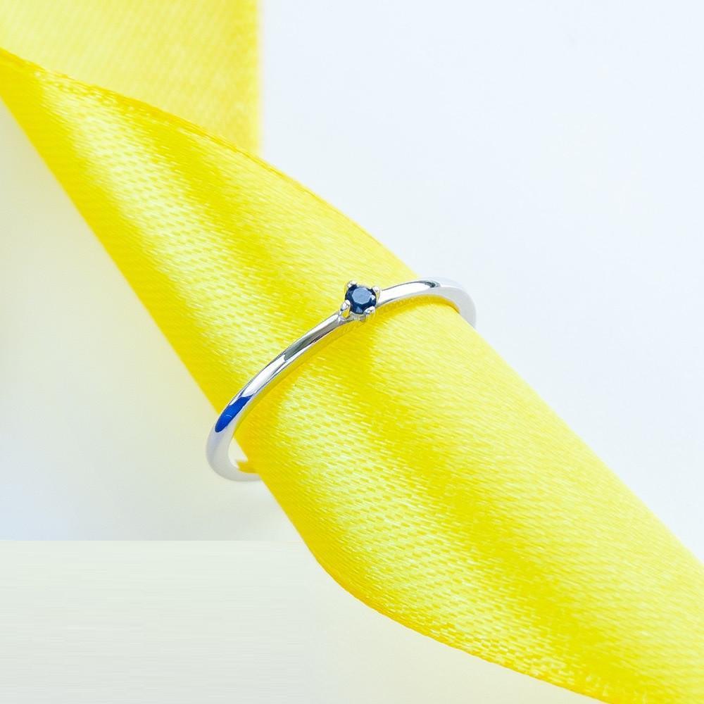 Кольцо серебряное с узким ободком инкрустировано синим фианитом р. 18