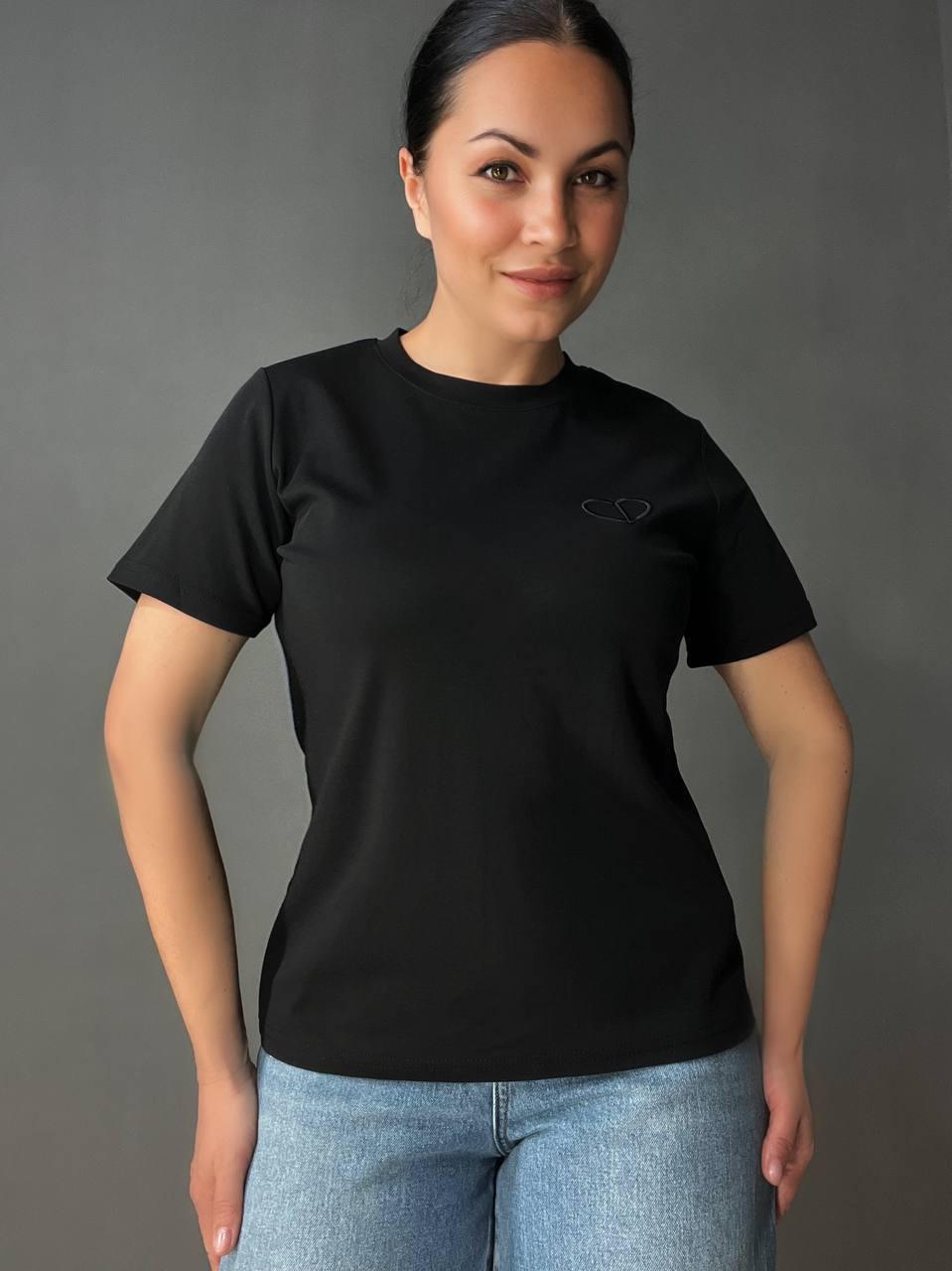 Футболка женская A-N 27040 базовая по фигуре с вышивкой сердце OS Черный (4342) Футболка женская A-N 27040 базовая по фигуре с вышивкой сердце OS Черный (4342)