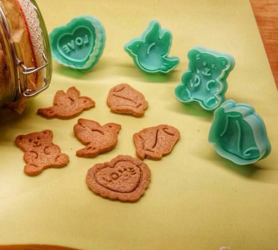 Набор пластиковых фигурных формочек Fissman 4 шт. с поршнем для вырезания печенья (AY-7584.BW) - фото 3 Набор пластиковых фигурных формочек Fissman 4 шт. с поршнем для вырезания печенья (AY-7584.BW) - фото 3