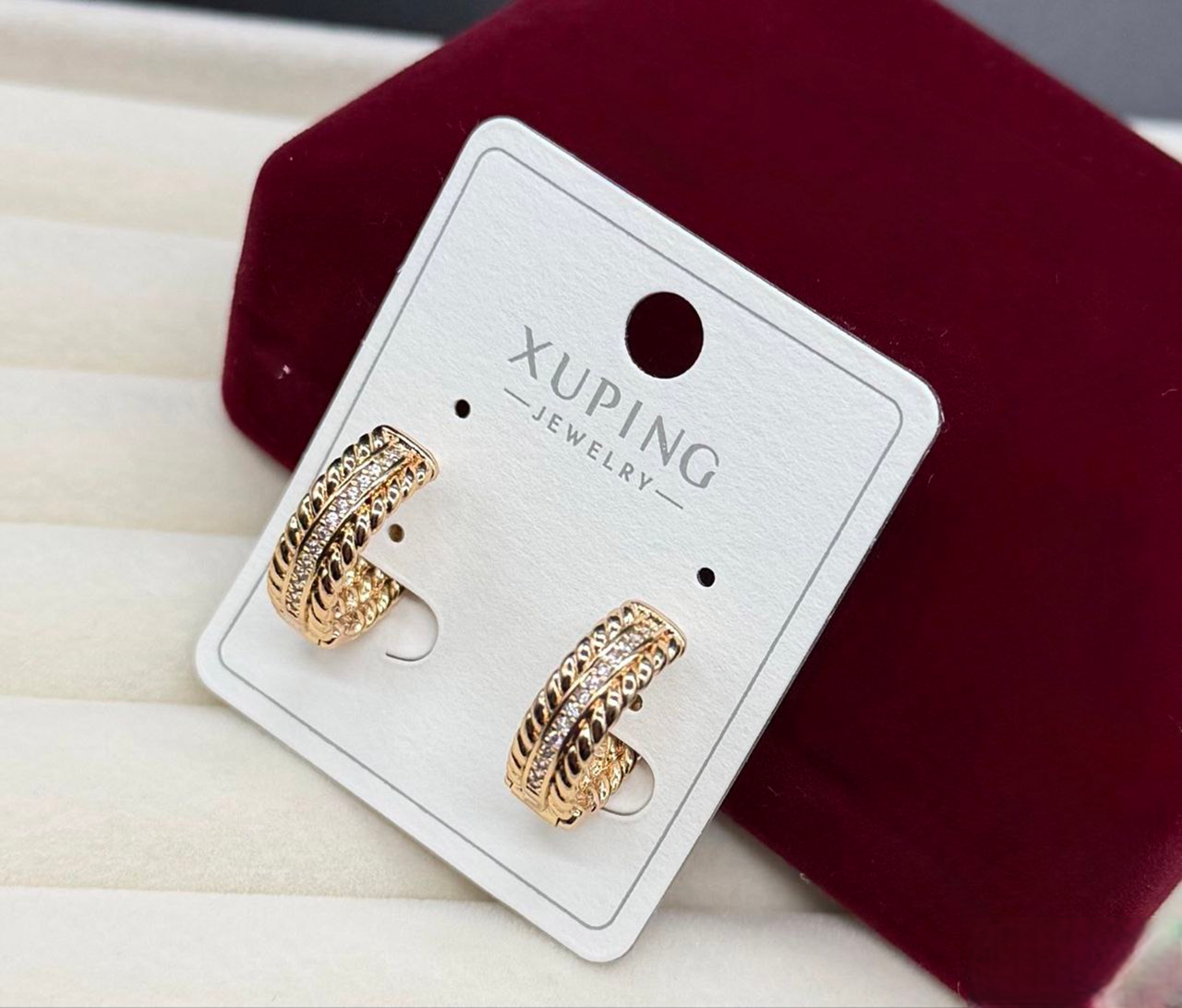 Серьги Xuping гипоаллергенное медицинское золото полукольца с фактурным узором и дорожкой камней украшение для ежедневного образа (2906507771)