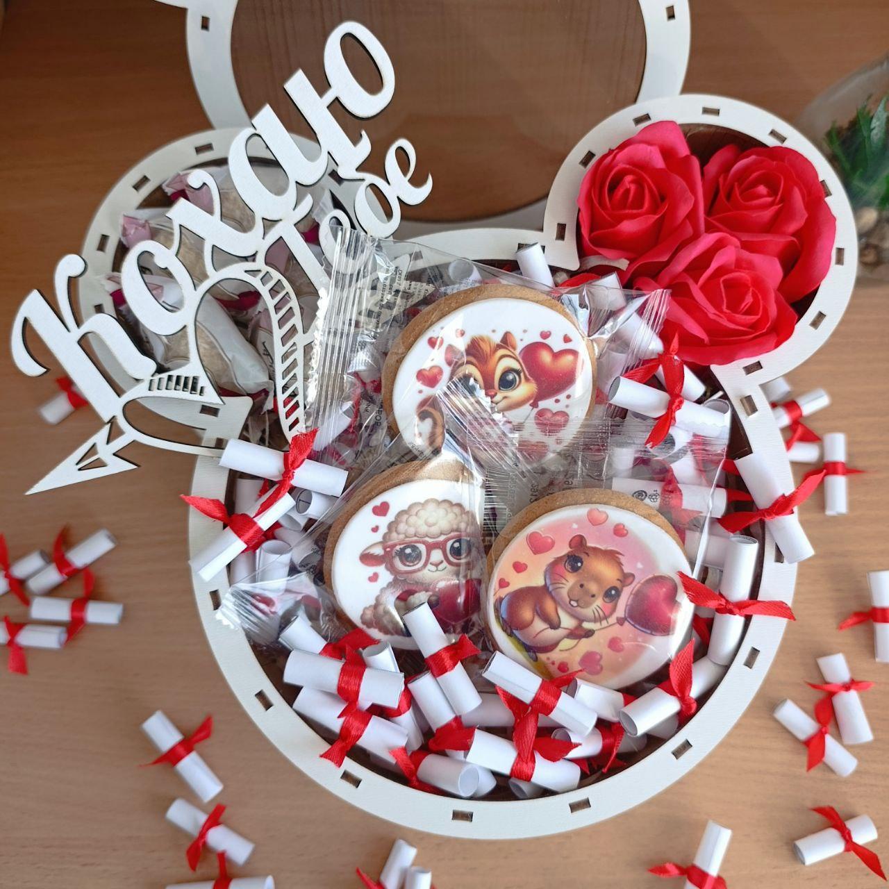 Подарунковий бокс для дівчини з цукерками 101 причиною чому я тебе кохаю та імбирним пряником (ar366)