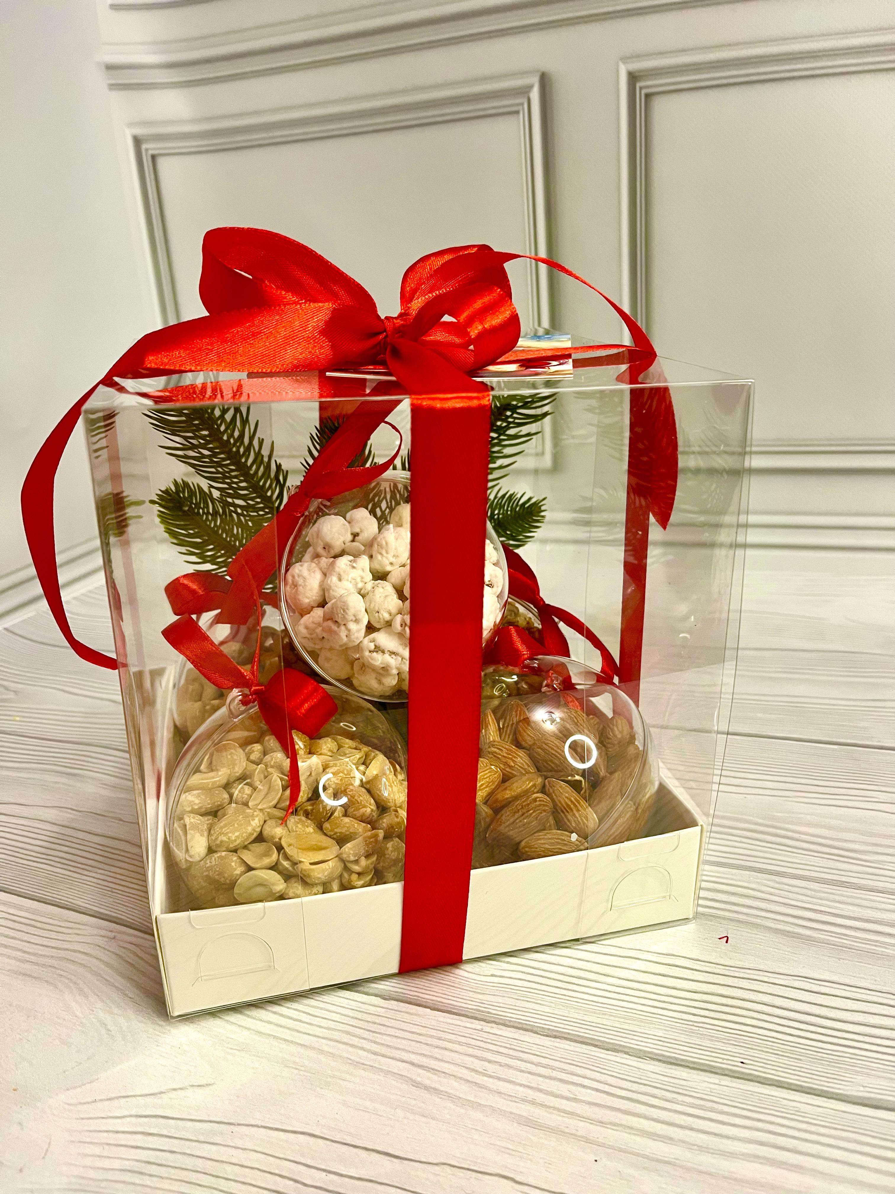 Подарунковий бокс з кульками та горішками (B10003NY)