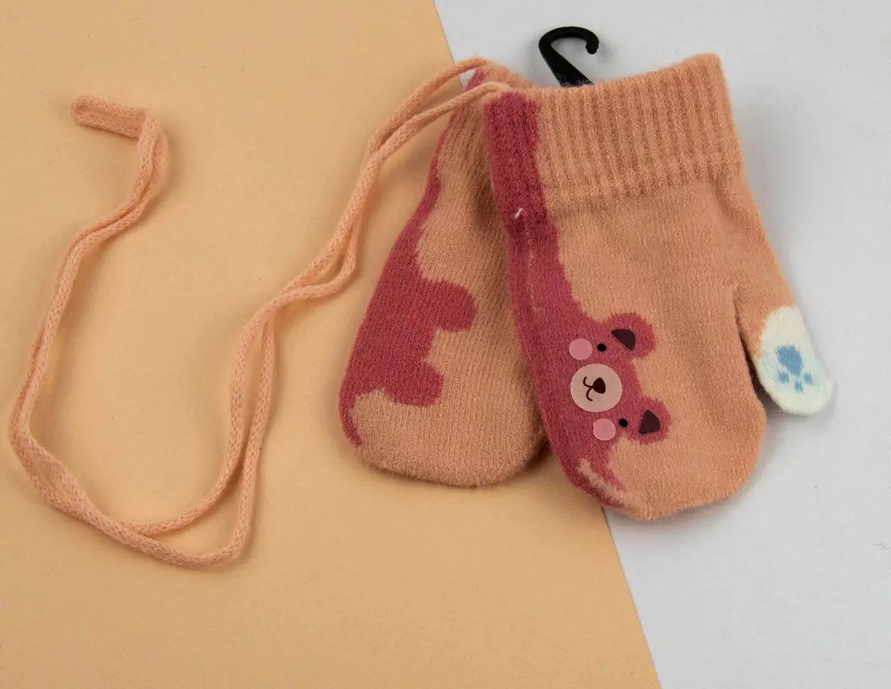 Детские перчатки зимние на веревочке 1-3 года р. 14 Пудвровый (24-25-100) Детские перчатки зимние на веревочке 1-3 года р. 14 Пудвровый (24-25-100)