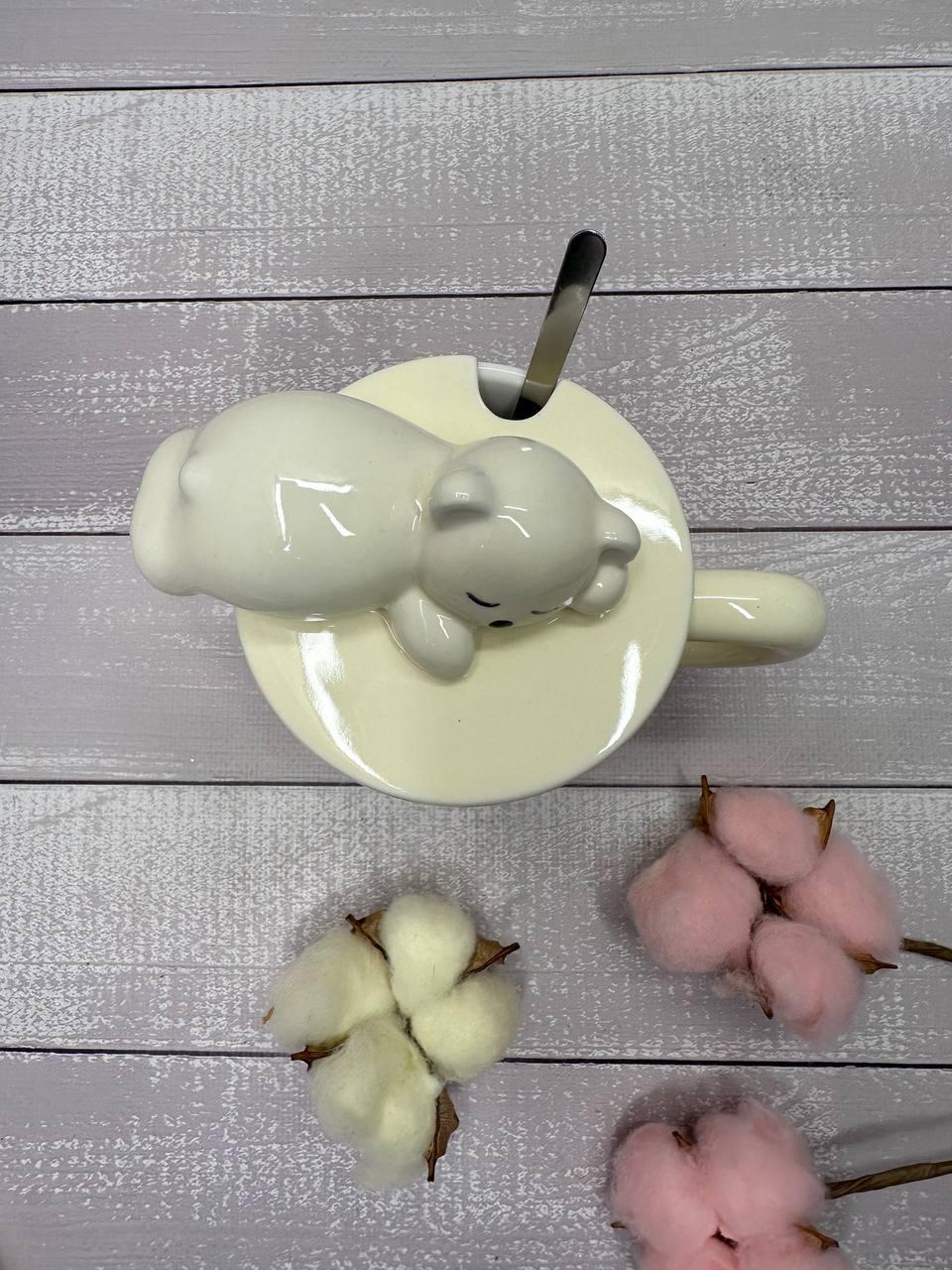 Чашка Olens з кришкою і ложкою Сонне ведмежа 400 мл кераміка Айворі (8030-345) - фото 2 Чашка Olens з кришкою і ложкою Сонне ведмежа 400 мл кераміка Айворі (8030-345) - фото 2