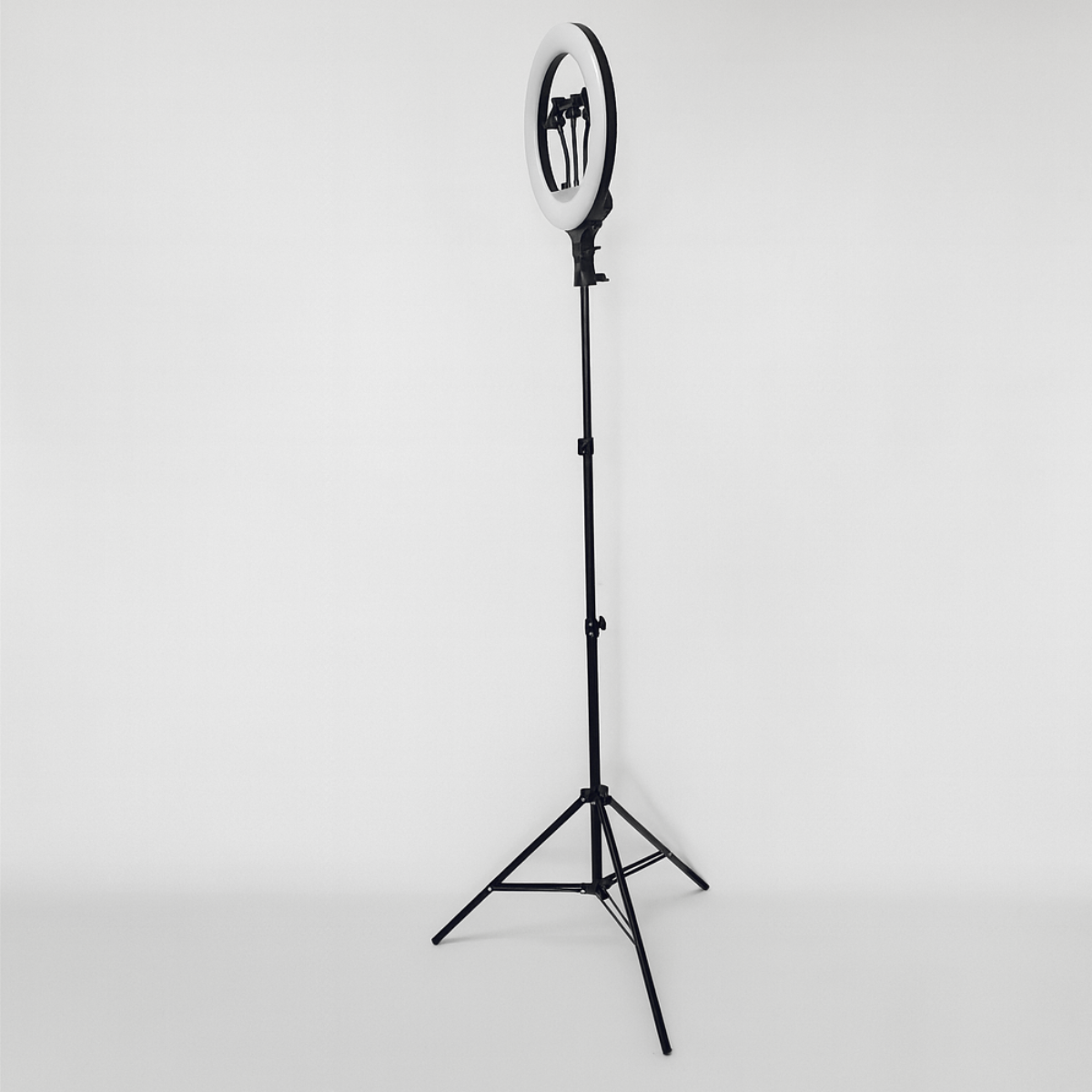 Кольцевая лампа LED со штативом Soft Ring с тремя держателями для телефона 36 см (RL-14-А) - фото 12 Кольцевая лампа LED со штативом Soft Ring с тремя держателями для телефона 36 см (RL-14-А) - фото 12