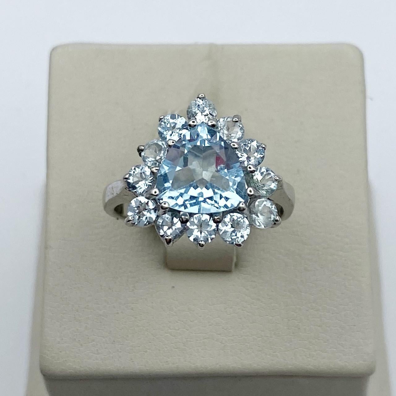 Кольцо серебряное с голубым топазом р. 19 5,95 г (2510013047) Кольцо серебряное с голубым топазом р. 19 5,95 г (2510013047)