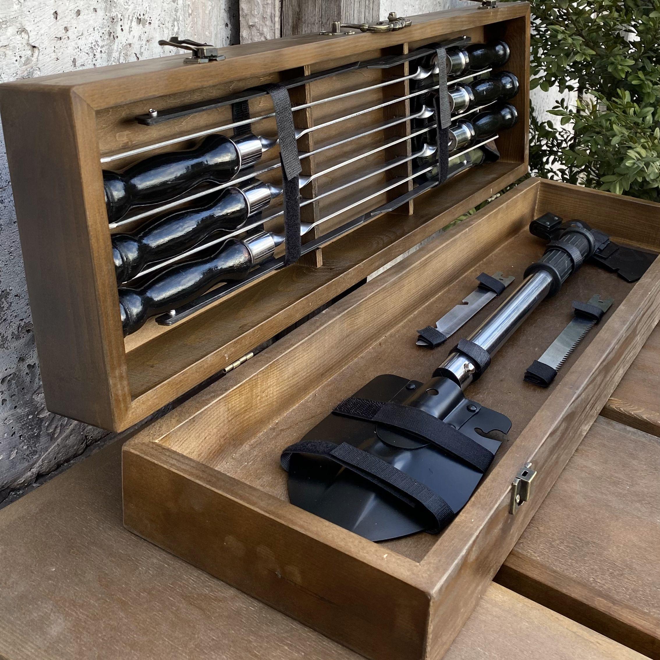 Подарунковий набір шампурів з аксесуарами Mzavod Індіана Джонс із нержавіючої сталі в дерев’яному кейсі 720x120x210 мм (136-17-1190810000815) - фото 8 Подарунковий набір шампурів з аксесуарами Mzavod Індіана Джонс із нержавіючої сталі в дерев’яному кейсі 720x120x210 мм (136-17-1190810000815) - фото 8